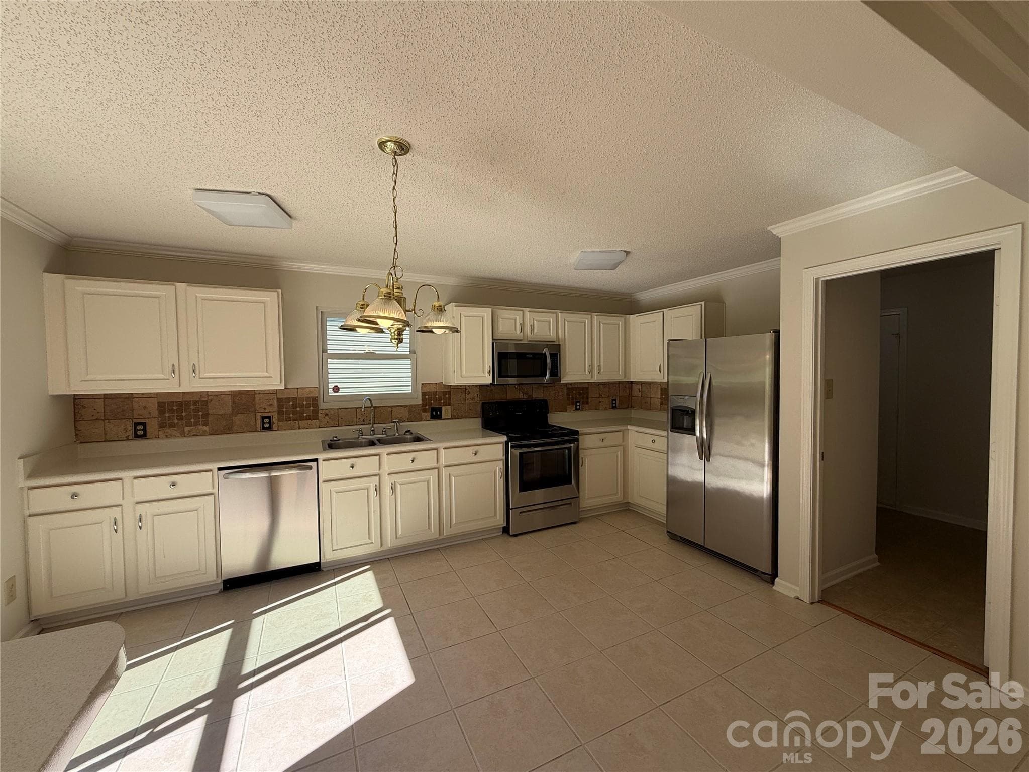 Single Family Residence at 6807 Wandering Creek Drive, Charlotte, photo 2 of 40