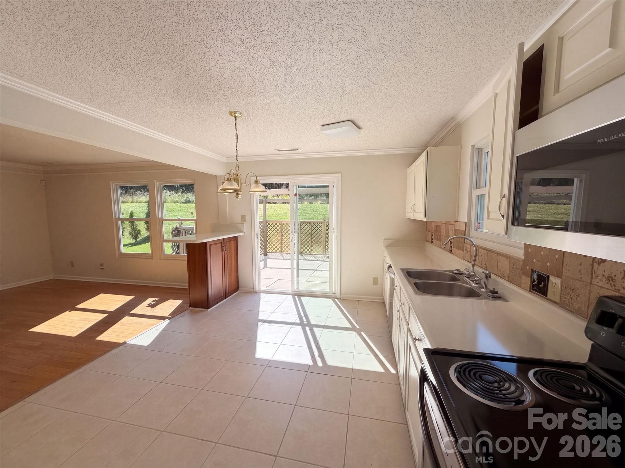 Single Family Residence at 6807 Wandering Creek Drive, Charlotte, photo 7 of 40