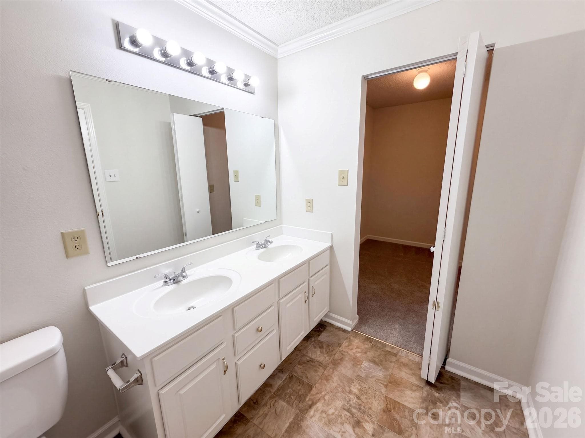Single Family Residence at 6807 Wandering Creek Drive, Charlotte, photo 9 of 40