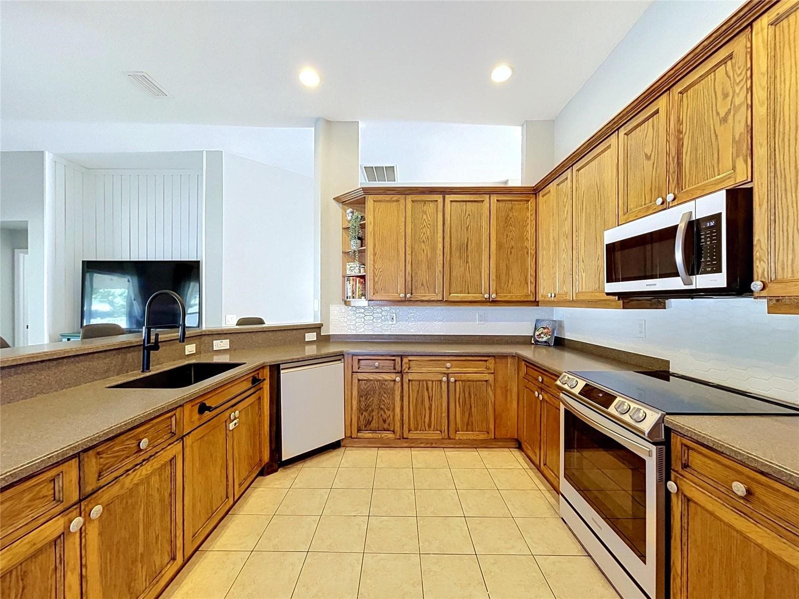 Single Family Residence at 11607 MOUNTAIN BAY DR, RIVERVIEW, photo 19 of 97