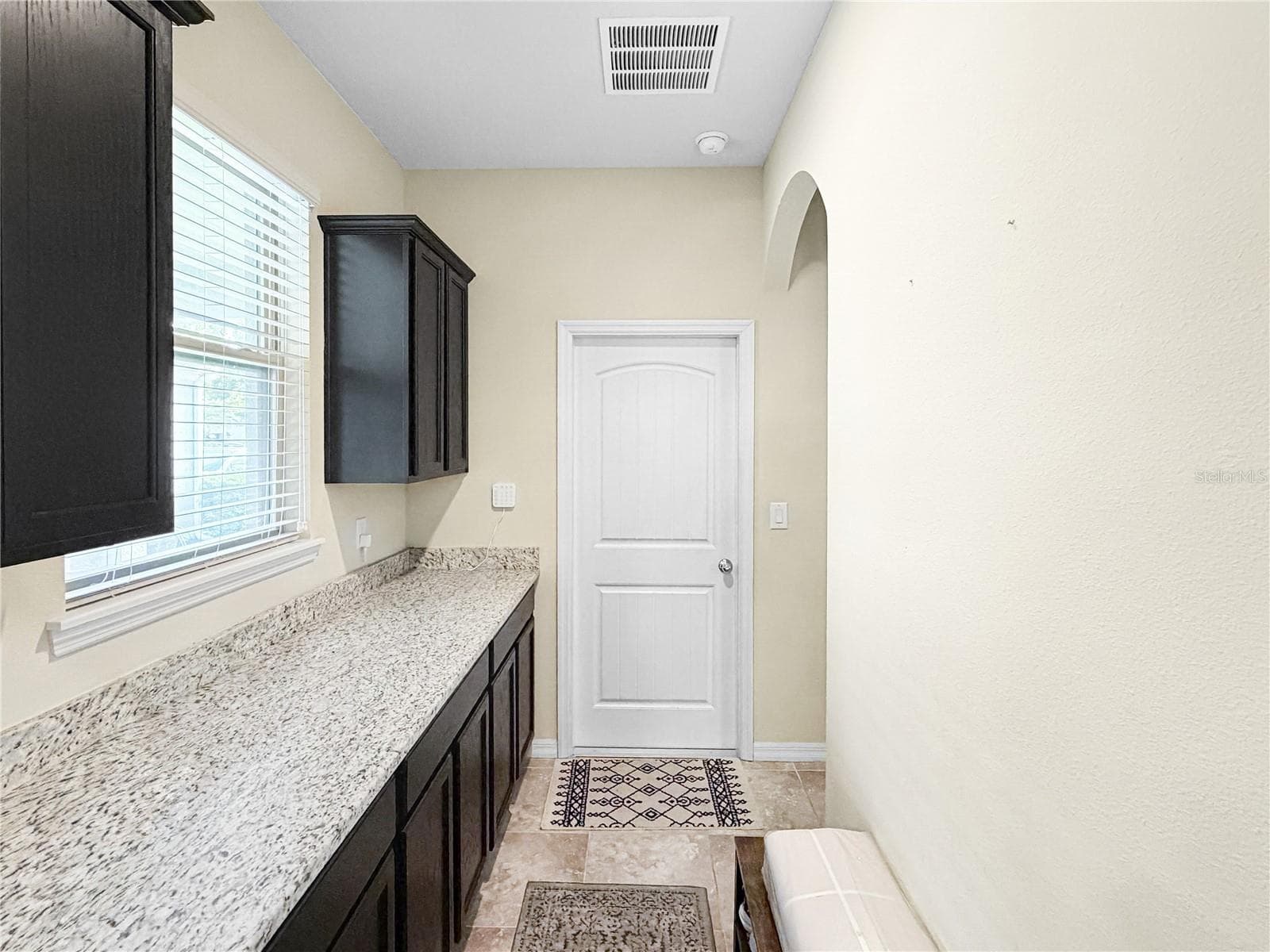 Drybar located off the garage entrance door - 9662 WATERWAY PASSAGE DR, WINTER GARDEN