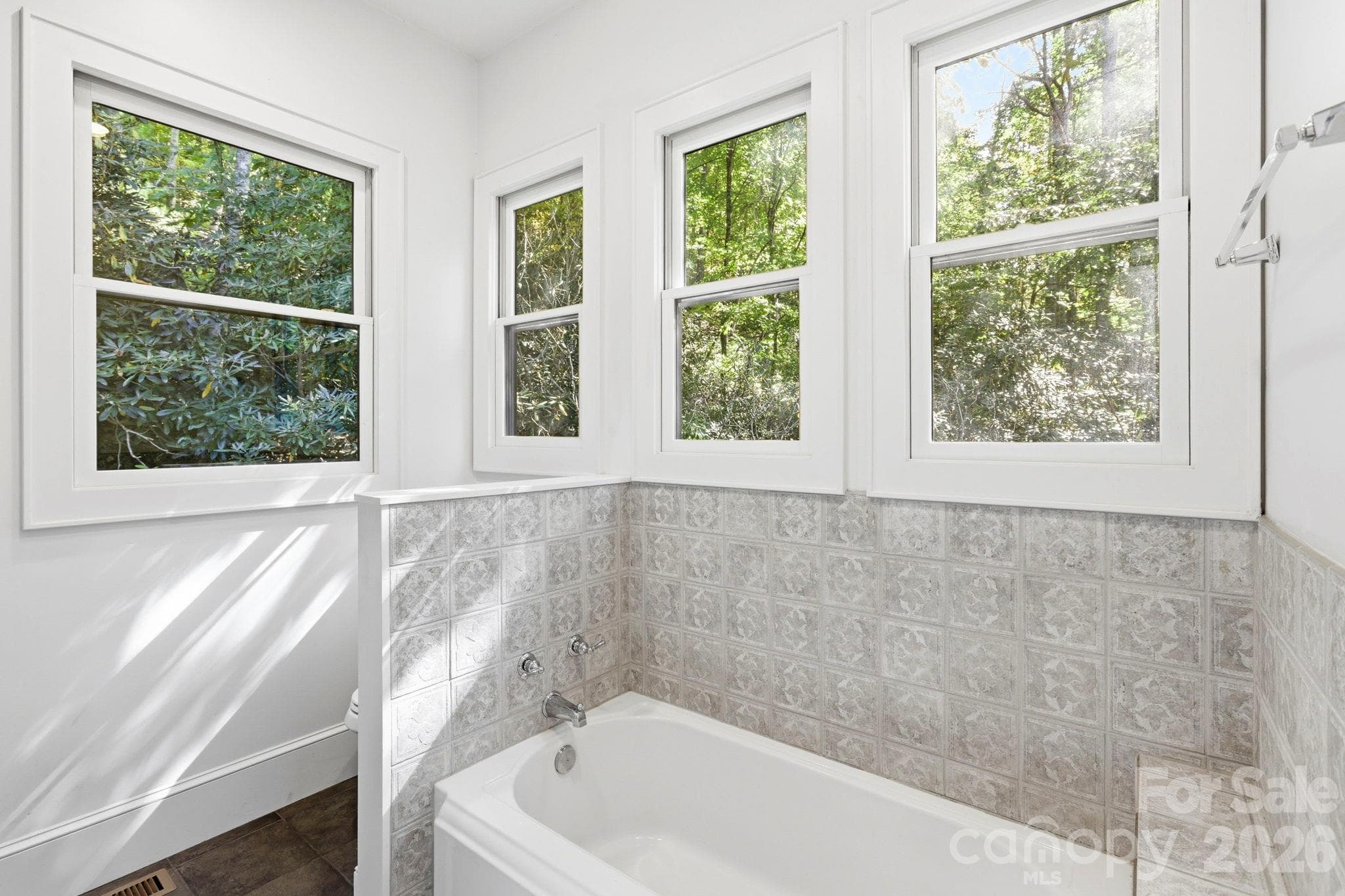 Tub with tiled back splash - 39 Williams Cove Road, Black Mountain