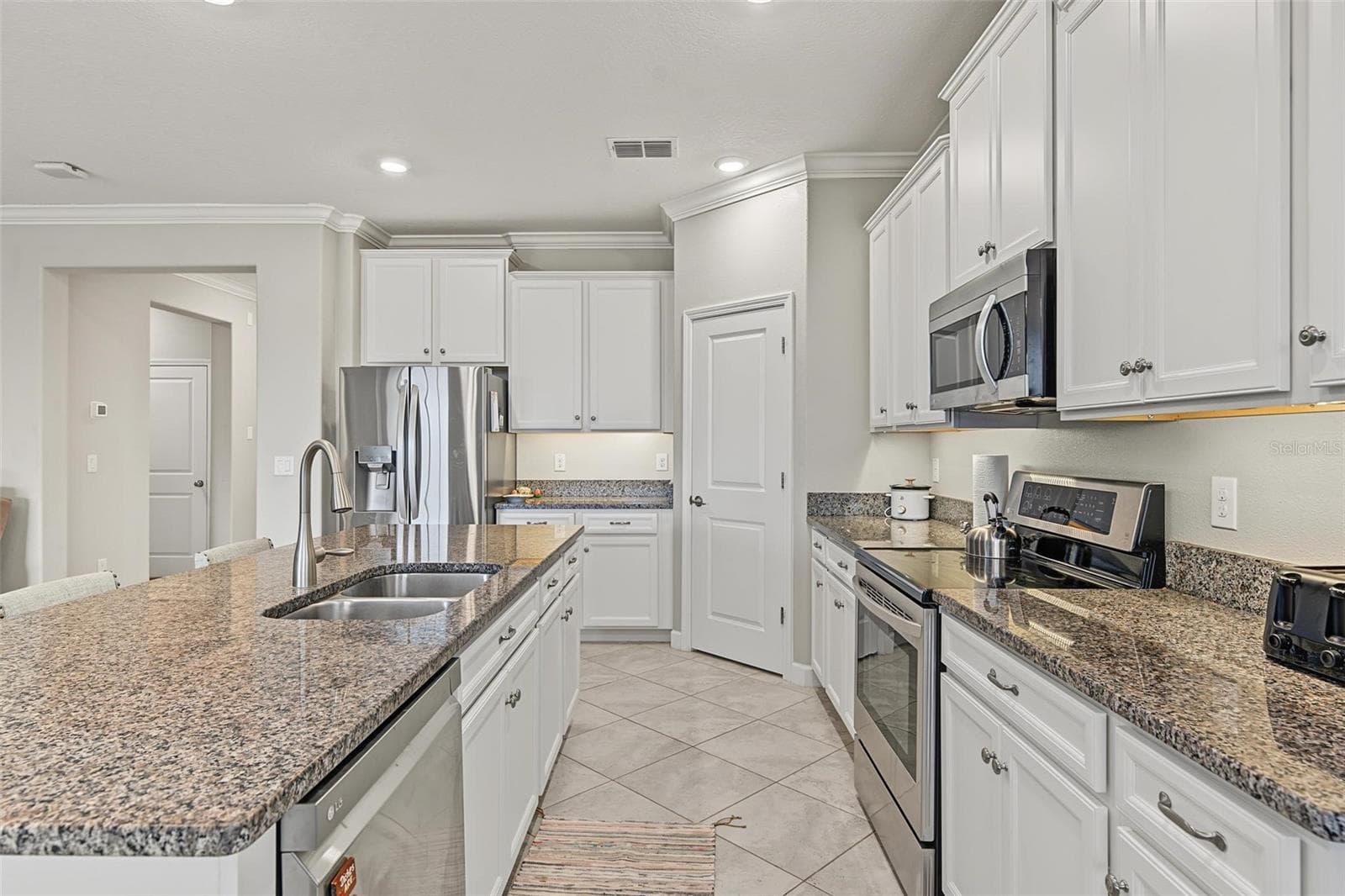 Light and Bright with tons of cabinets - 31733 CABANA RYE AVE, SAN ANTONIO