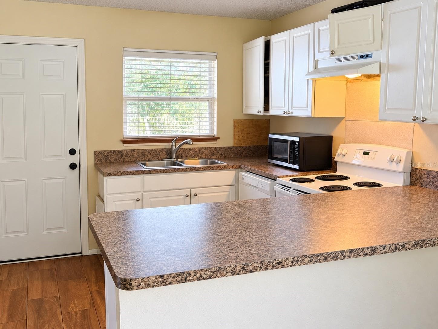 940 Kitchen - 940/942 NE 20TH ST, OCALA