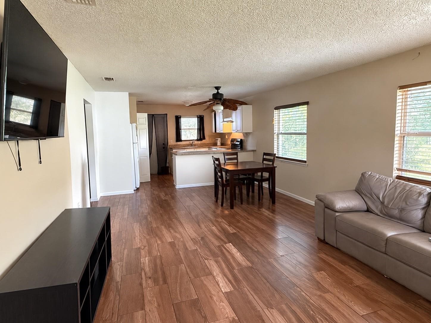 940 living room - 940/942 NE 20TH ST, OCALA