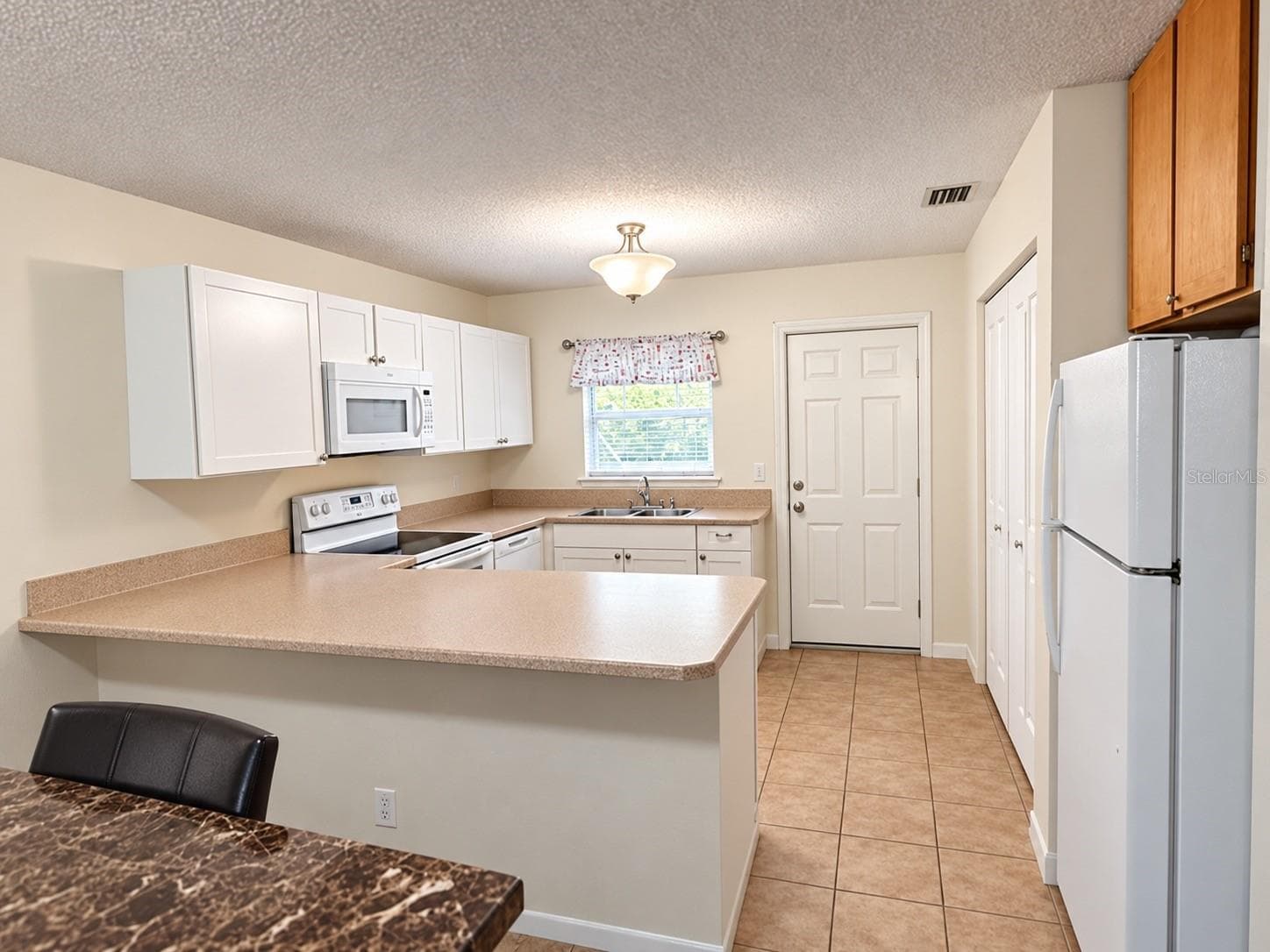 942 kitchen - 940/942 NE 20TH ST, OCALA