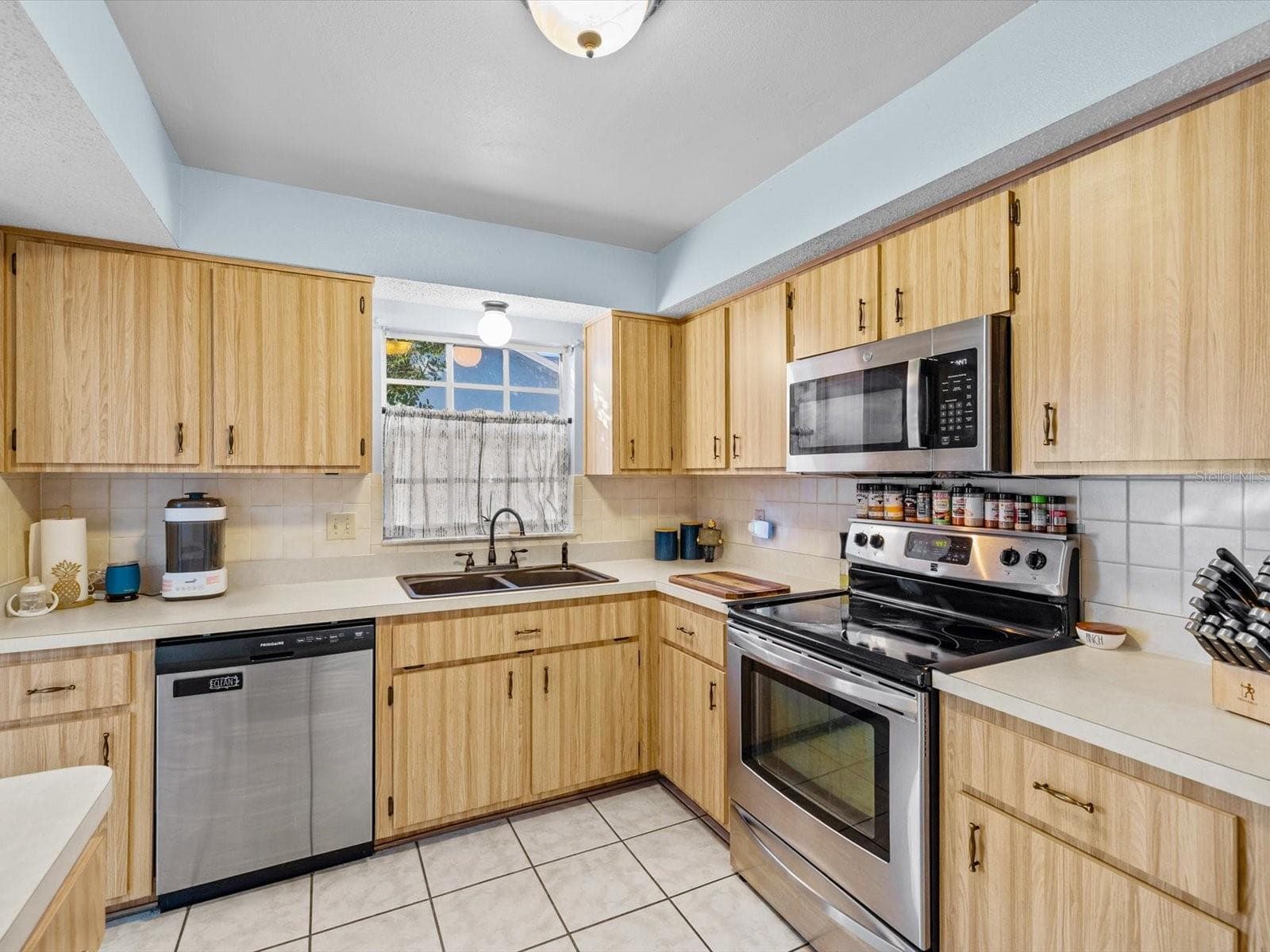 Single Family Residence at 8350 ROYAL HART DR, NEW PORT RICHEY, photo 7 of 31