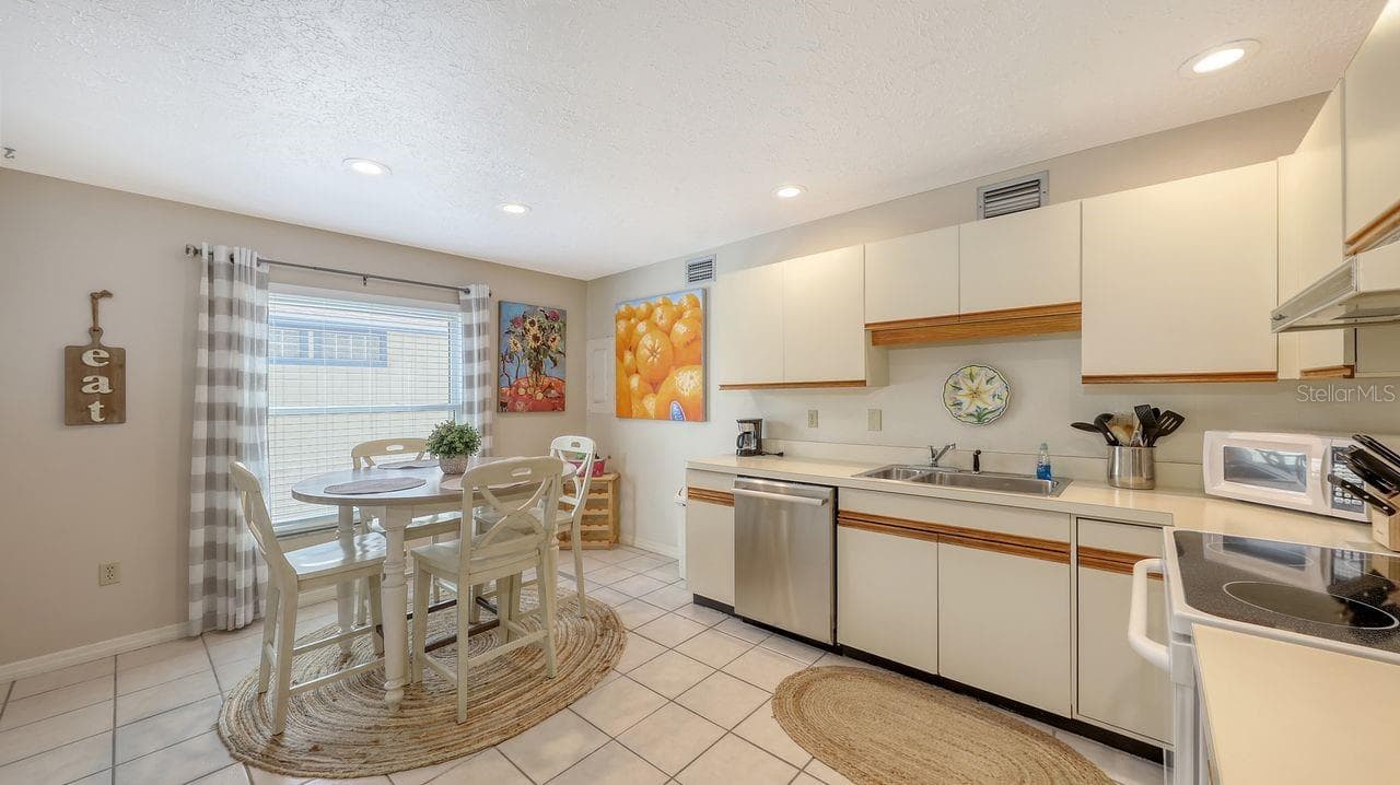 Duplex at 126 AVENIDA VENECCIA, SARASOTA, photo 8 of 67