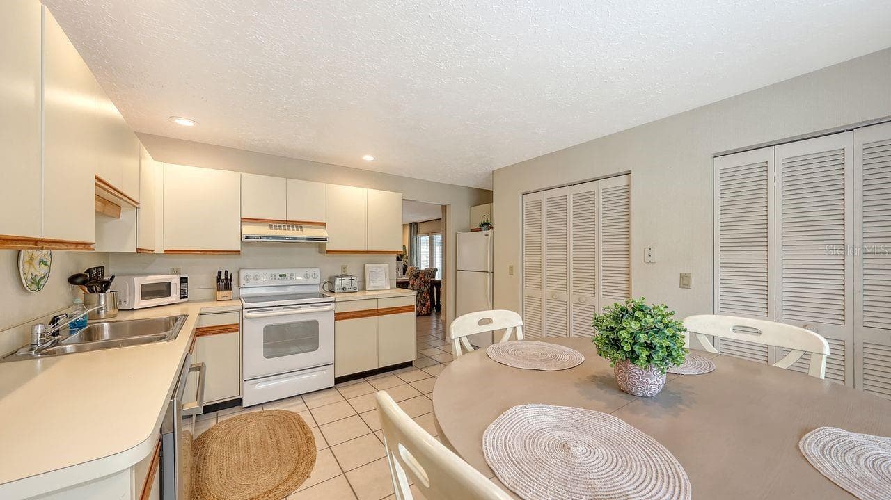 Duplex at 126 AVENIDA VENECCIA, SARASOTA, photo 9 of 67