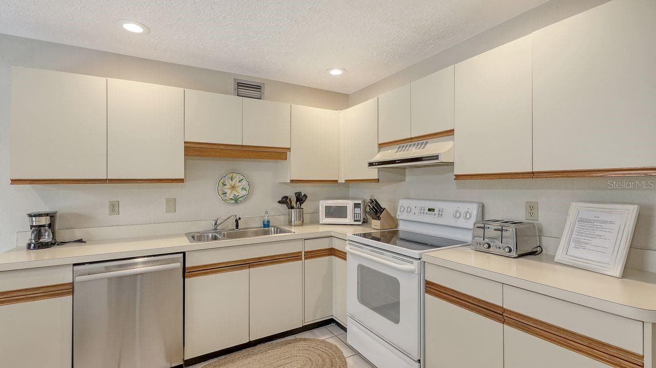 Duplex at 126 AVENIDA VENECCIA, SARASOTA, photo 10 of 67