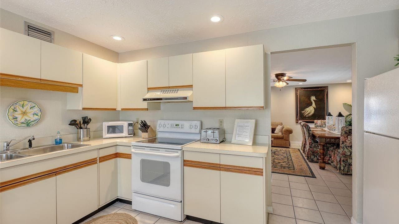 Duplex at 126 AVENIDA VENECCIA, SARASOTA, photo 11 of 67