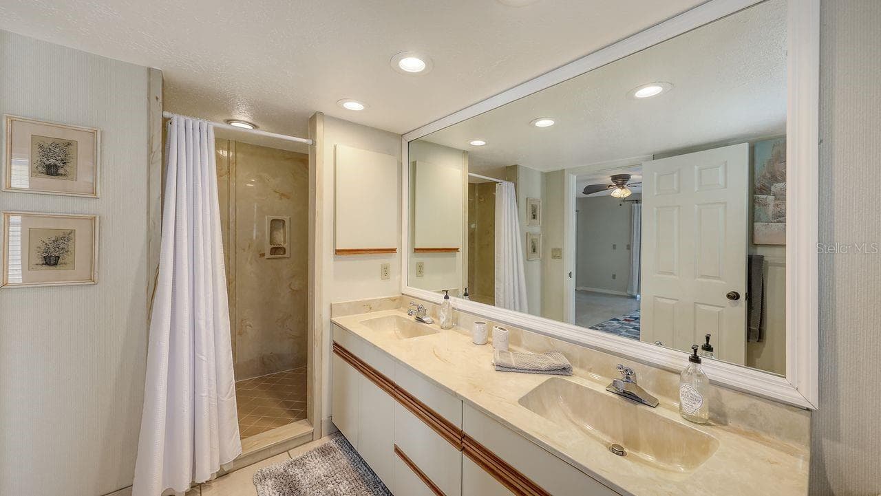 Duplex at 126 AVENIDA VENECCIA, SARASOTA, photo 20 of 67