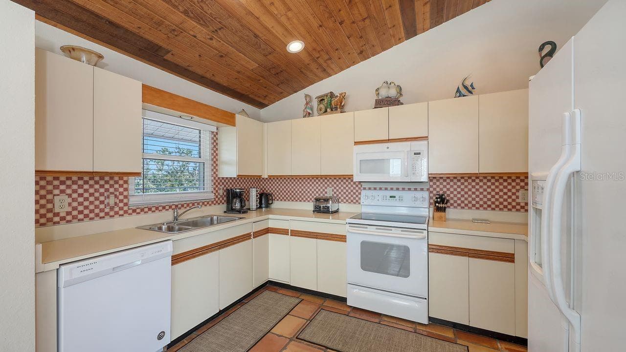 Duplex at 126 AVENIDA VENECCIA, SARASOTA, photo 40 of 67