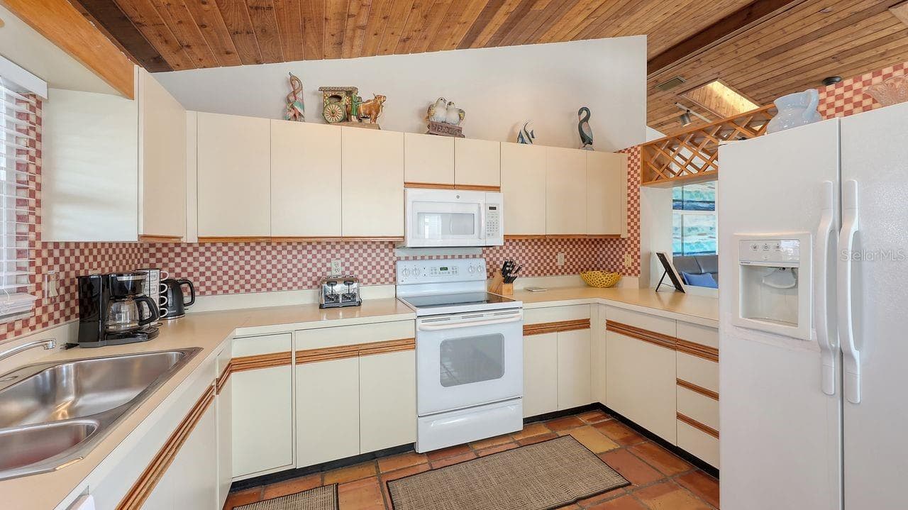 Duplex at 126 AVENIDA VENECCIA, SARASOTA, photo 41 of 67