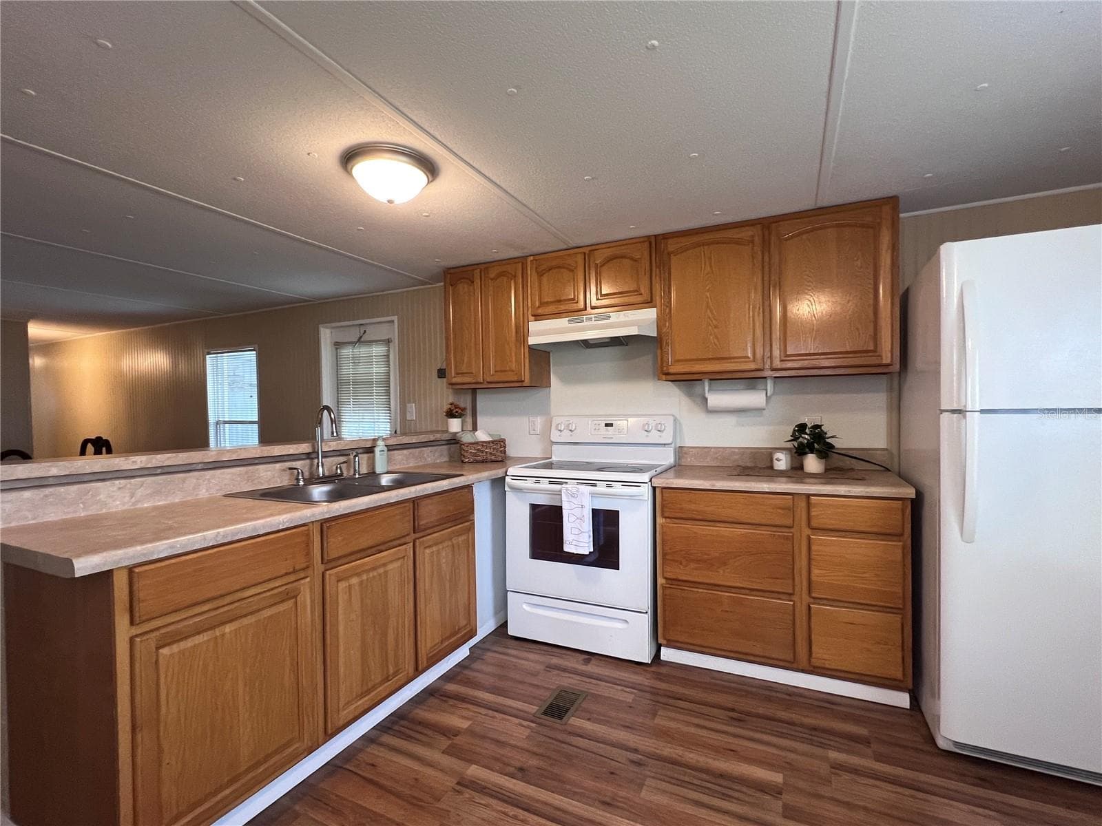 Manufactured Home at 39518 STERLING DR, ZEPHYRHILLS, photo 14 of 27