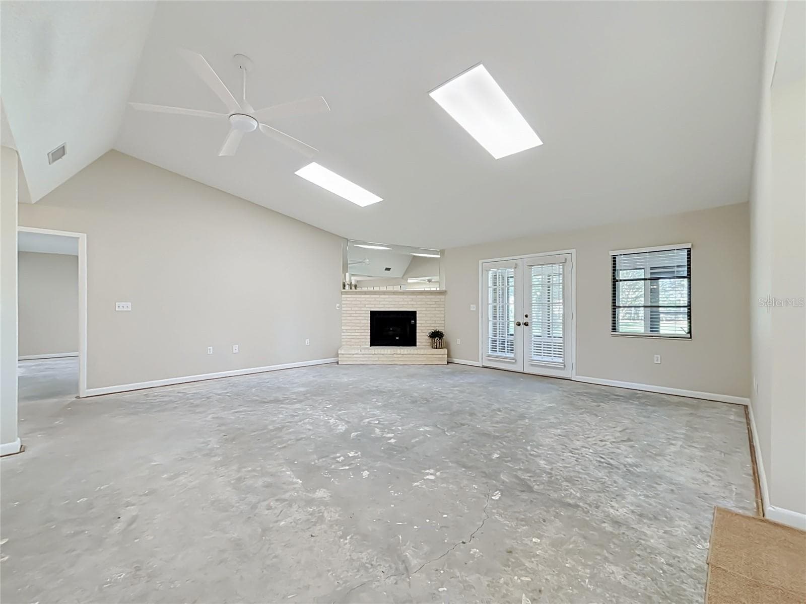 Large GREAT ROOM with fireplace - 6720 LAKELAND HIGHLANDS RD, LAKELAND
