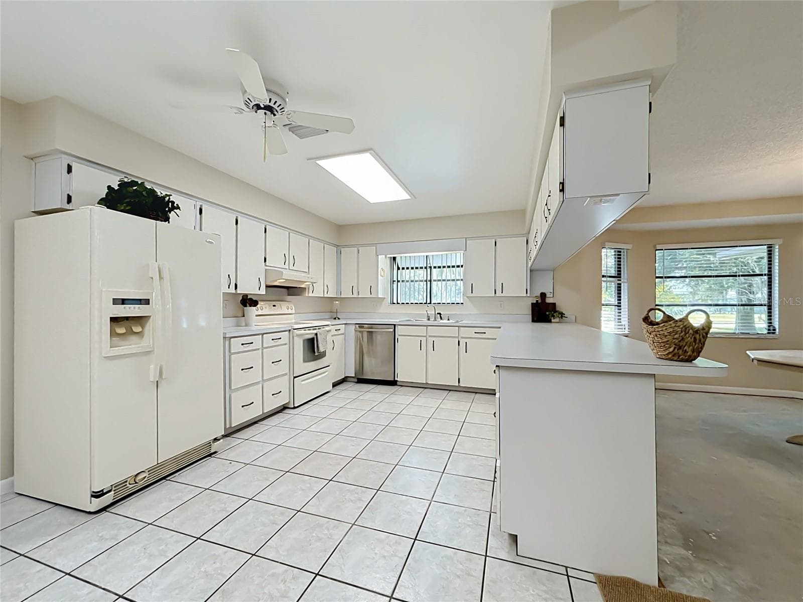 Kitchen features ceramic tile flooring - 6720 LAKELAND HIGHLANDS RD, LAKELAND