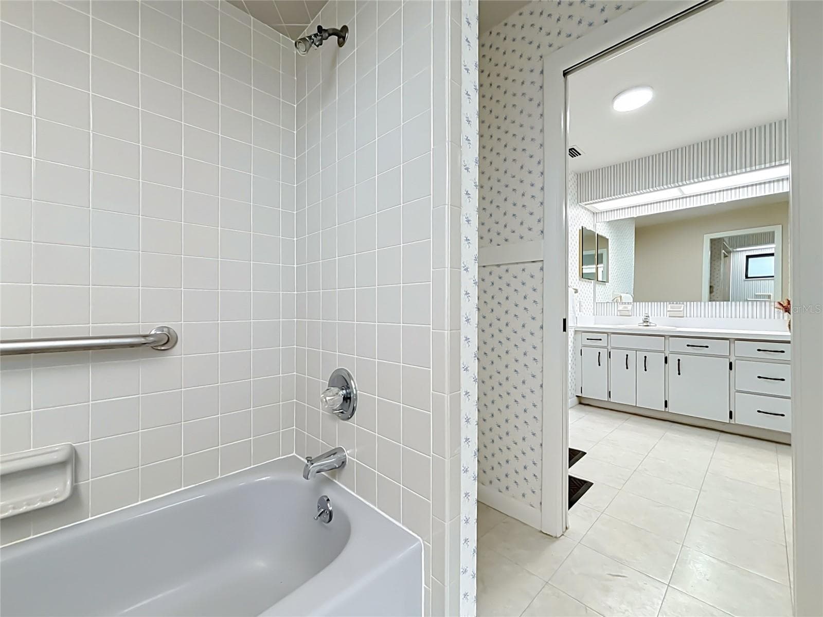 Primary Bathrooms - 6720 LAKELAND HIGHLANDS RD, LAKELAND