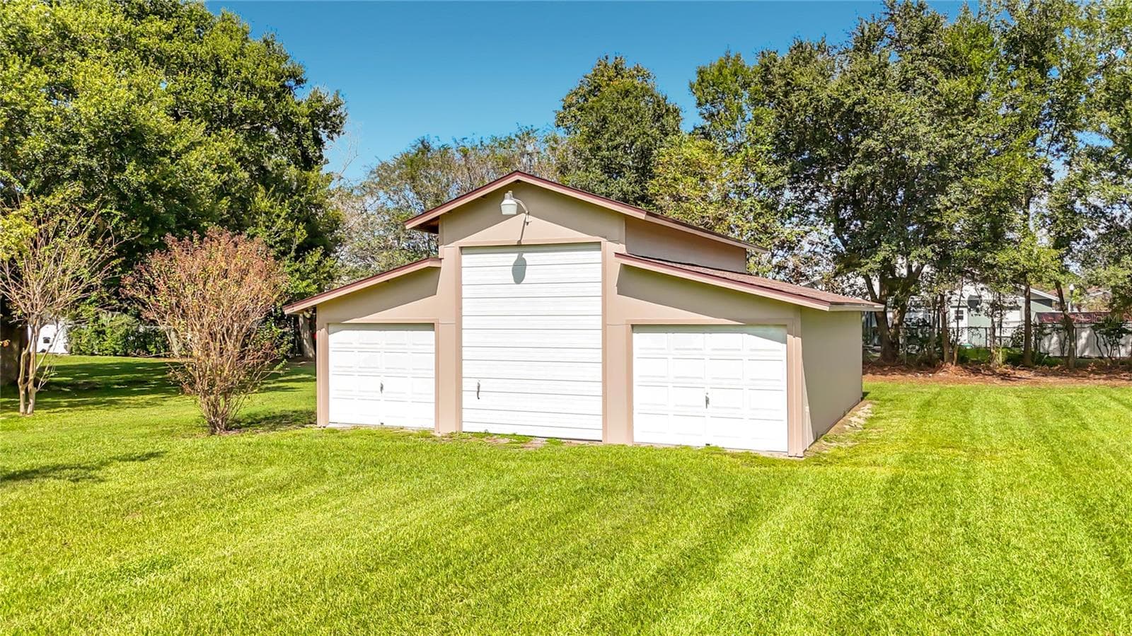 Barn has 3 large roll-up doors - 6720 LAKELAND HIGHLANDS RD, LAKELAND