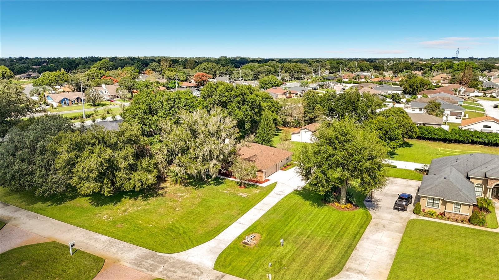 Extra long driveway - 6720 LAKELAND HIGHLANDS RD, LAKELAND