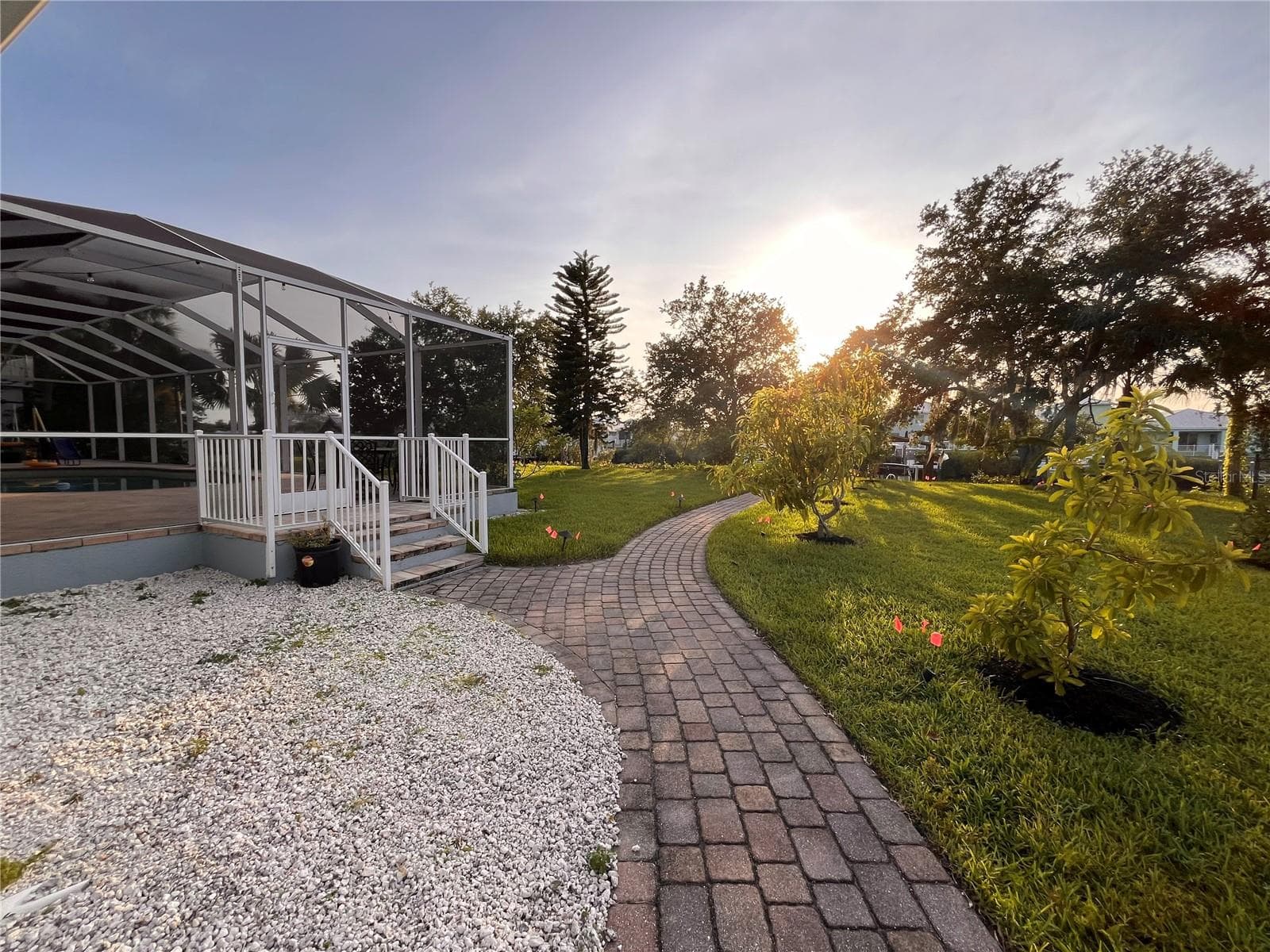 SIDE YARD - 416 ISLAND CAY WAY, APOLLO BEACH