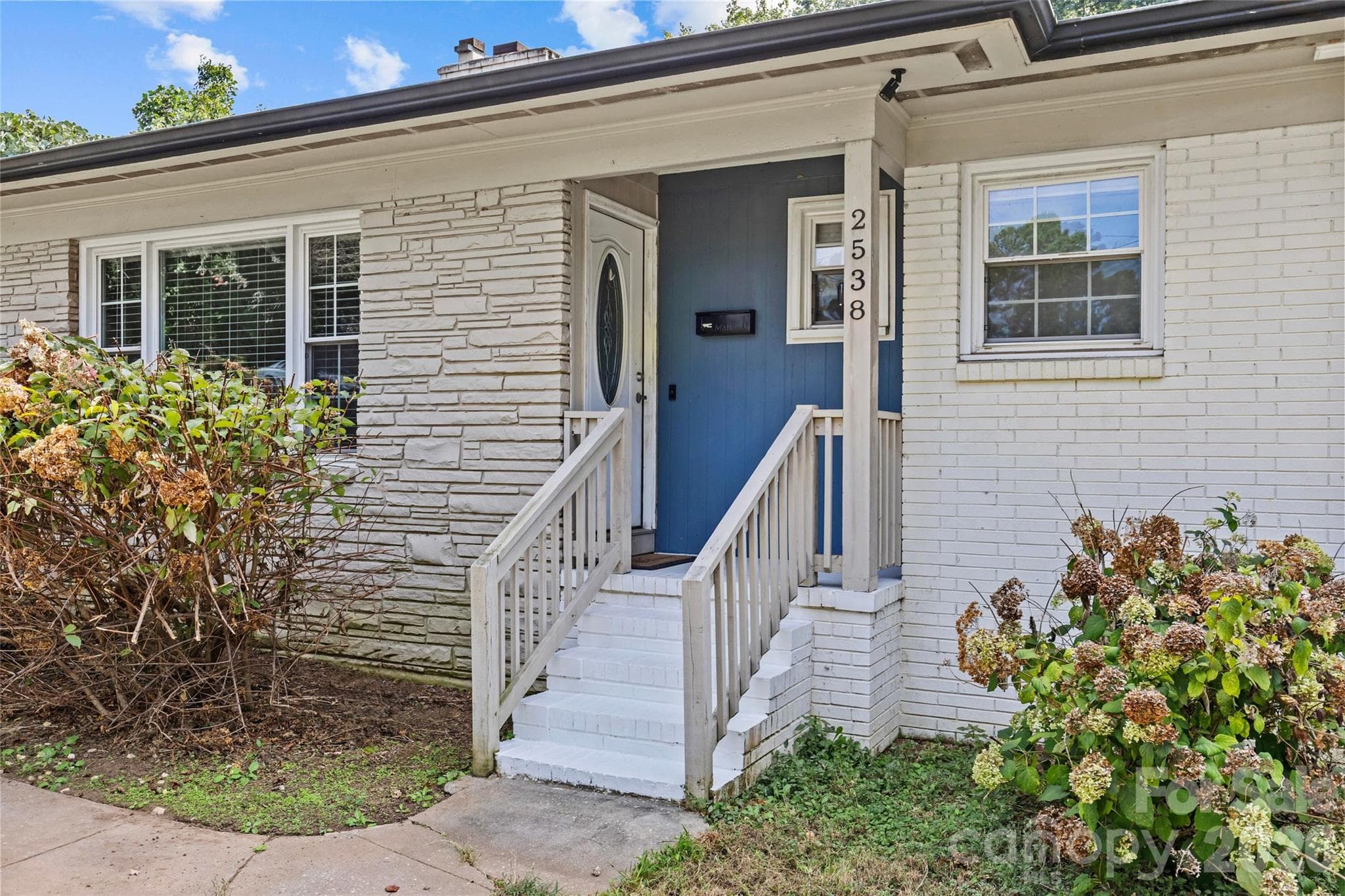 Single Family Residence at 2538 Arnold Drive E, Charlotte, photo 3 of 37