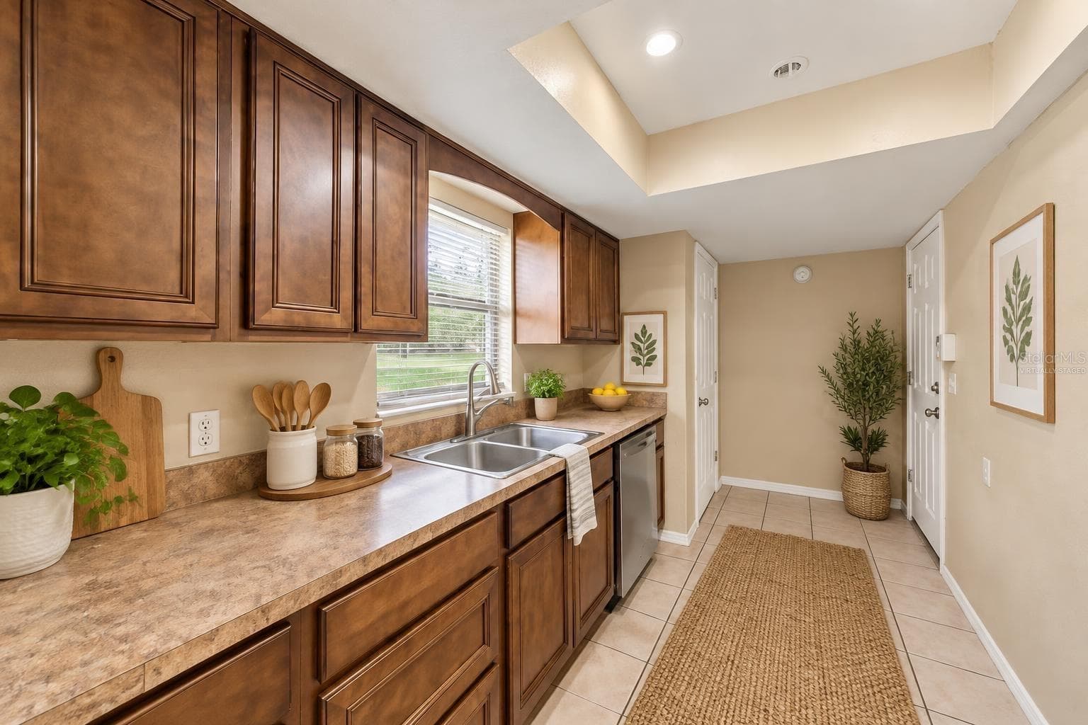Virtually staged kitchen - 7021 SHEFFIELD DR, LAKELAND