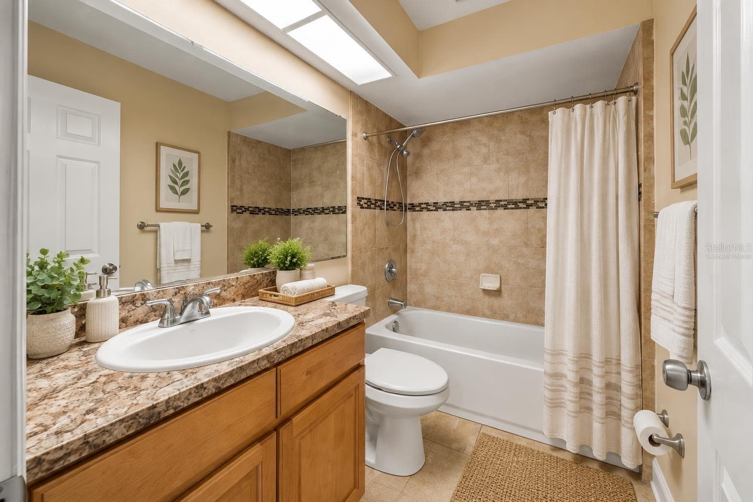 Virtually staged guest bath - 7021 SHEFFIELD DR, LAKELAND