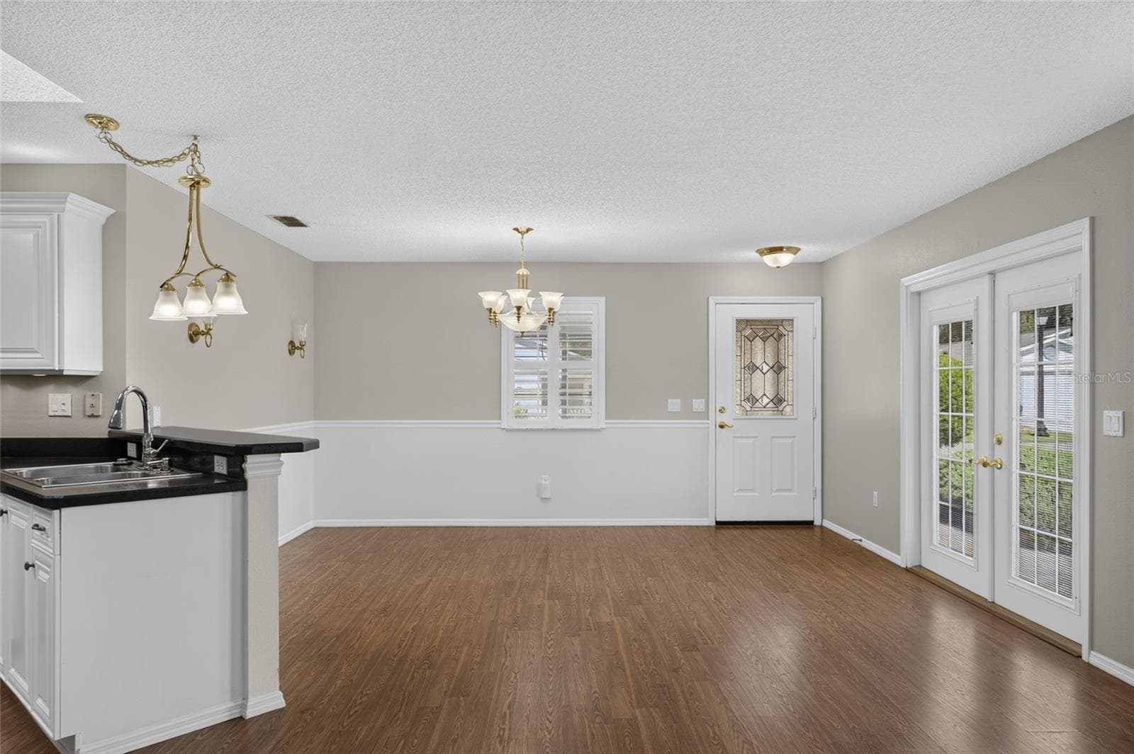 BREAKFAST BAR - A pony bar counter links the KITCHEN and DINING ROOM, with space for casual seating. - 2124 ESCOBAR AVE, THE VILLAGES