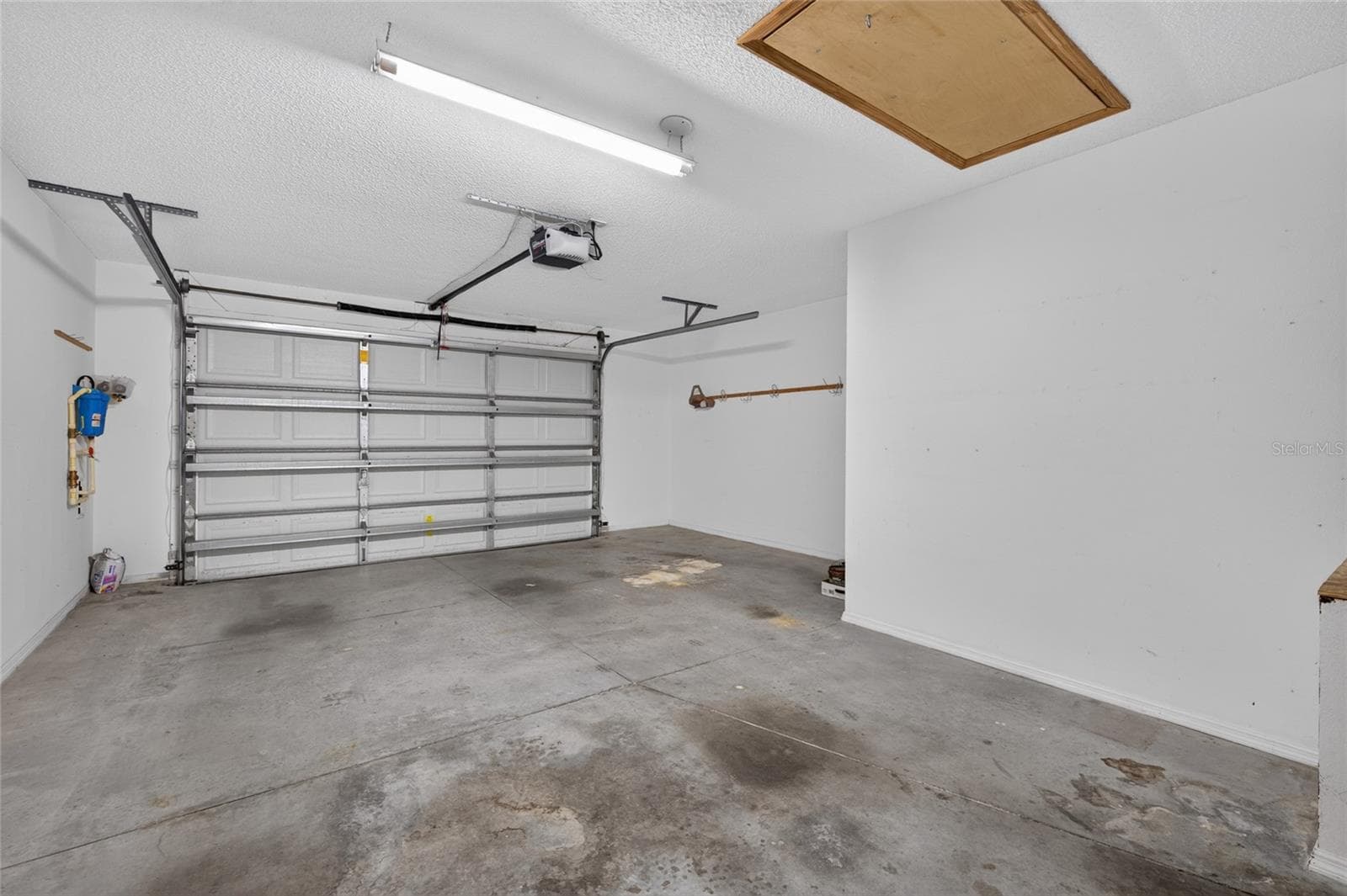 1.5 CAR GARAGE - PULL DOWN ATTIC STAIRS overhead (front R) and WHOLE-HOUSE WATER FILTRATION equipment on the L wall (west side of home). - 2124 ESCOBAR AVE, THE VILLAGES