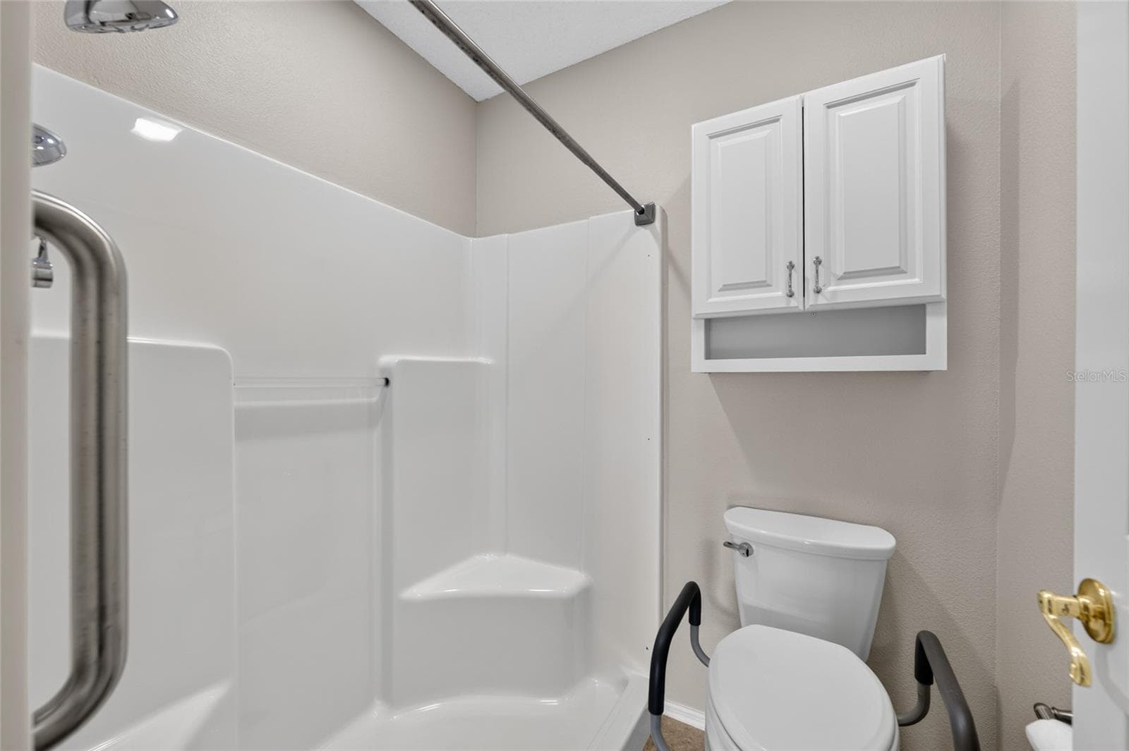 PRIMARY BATH - Close-up view shows details of the separate toilet and bathing area. - 2124 ESCOBAR AVE, THE VILLAGES