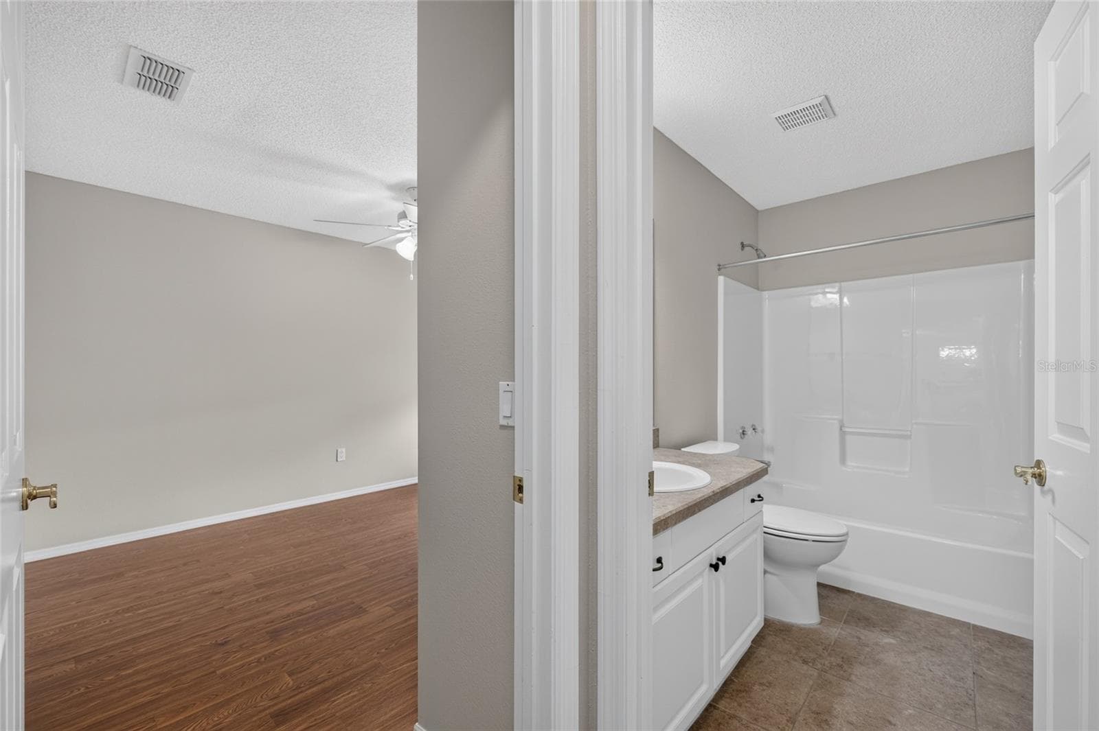 HALLWAY view - BEDROOM #2 doorway (L) and BATHROOM #2 (R). - 2124 ESCOBAR AVE, THE VILLAGES