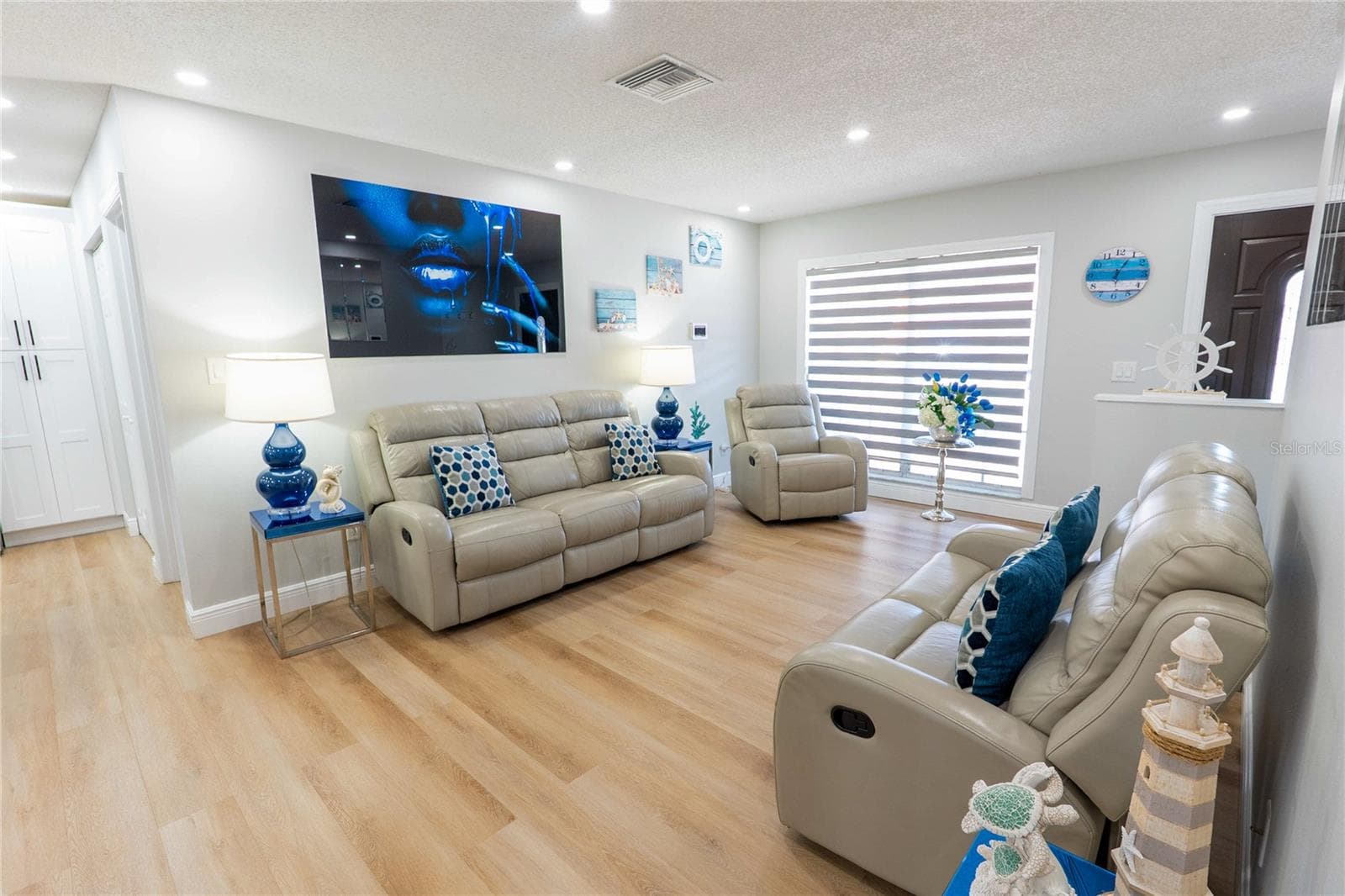 Single Family Residence at 6727 SWAIN AVE, TAMPA, photo 4 of 37