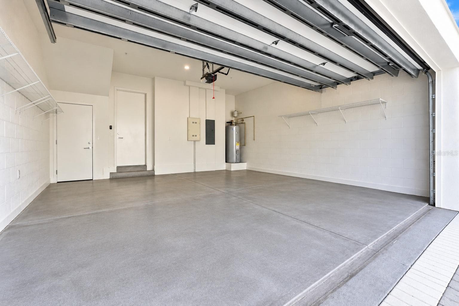 Big 2 car garage with storage - 620 RAWLS AVE, SARASOTA