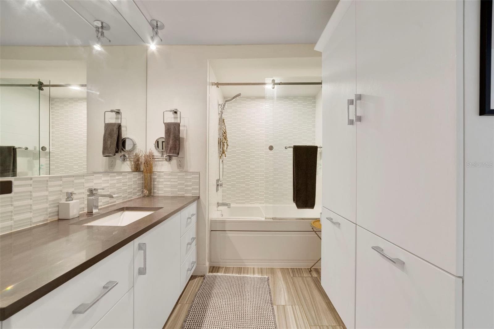 Primary Bathroom - 2 - 322 E CENTRAL BLVD #811, ORLANDO