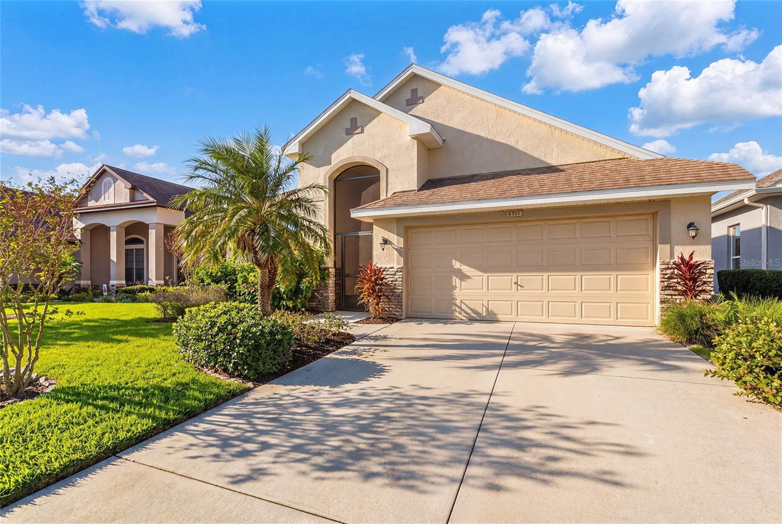 Enclosed front entryway. - 8301 BRIDGEPORT BAY CIR, MOUNT DORA