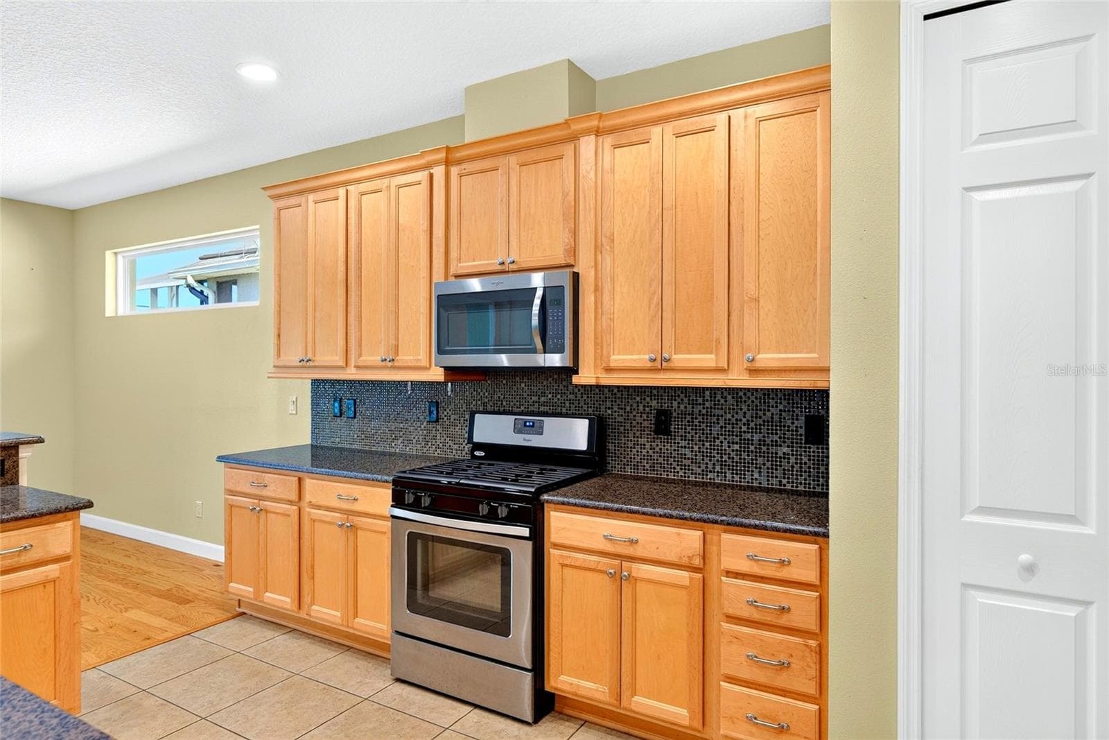 Spacious kitchen with gas-burning stove. - 8301 BRIDGEPORT BAY CIR, MOUNT DORA