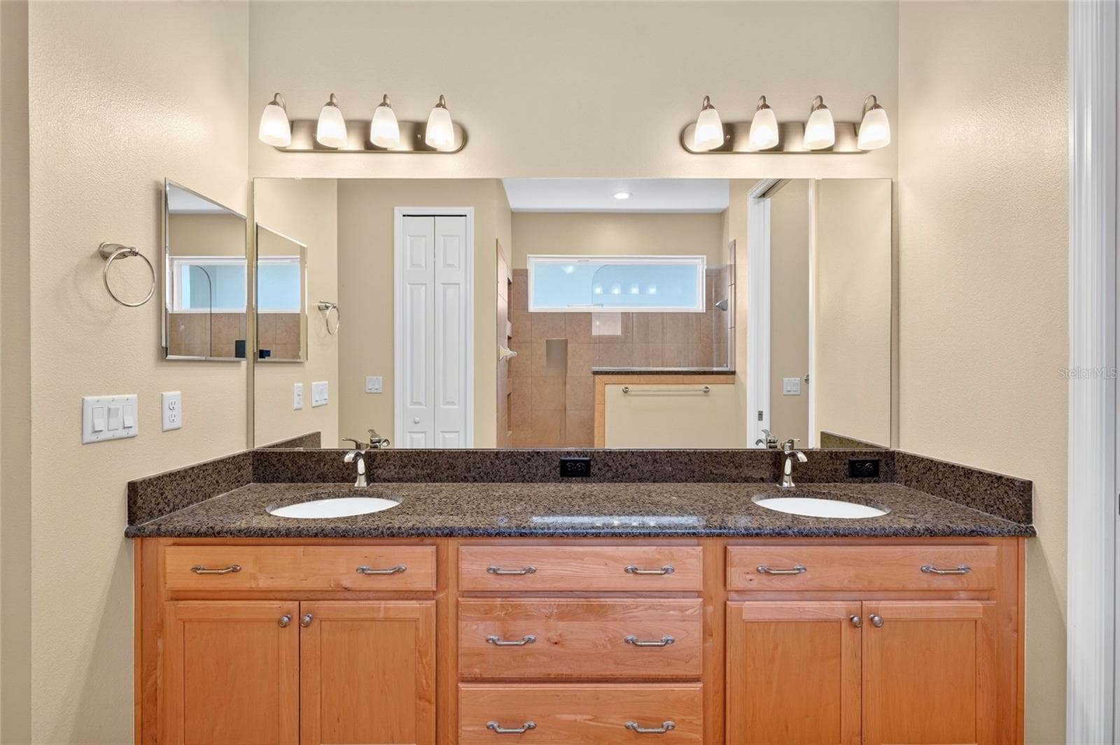 Large, walk-in shower.Dual vanity sinks.Linen closet. - 8301 BRIDGEPORT BAY CIR, MOUNT DORA