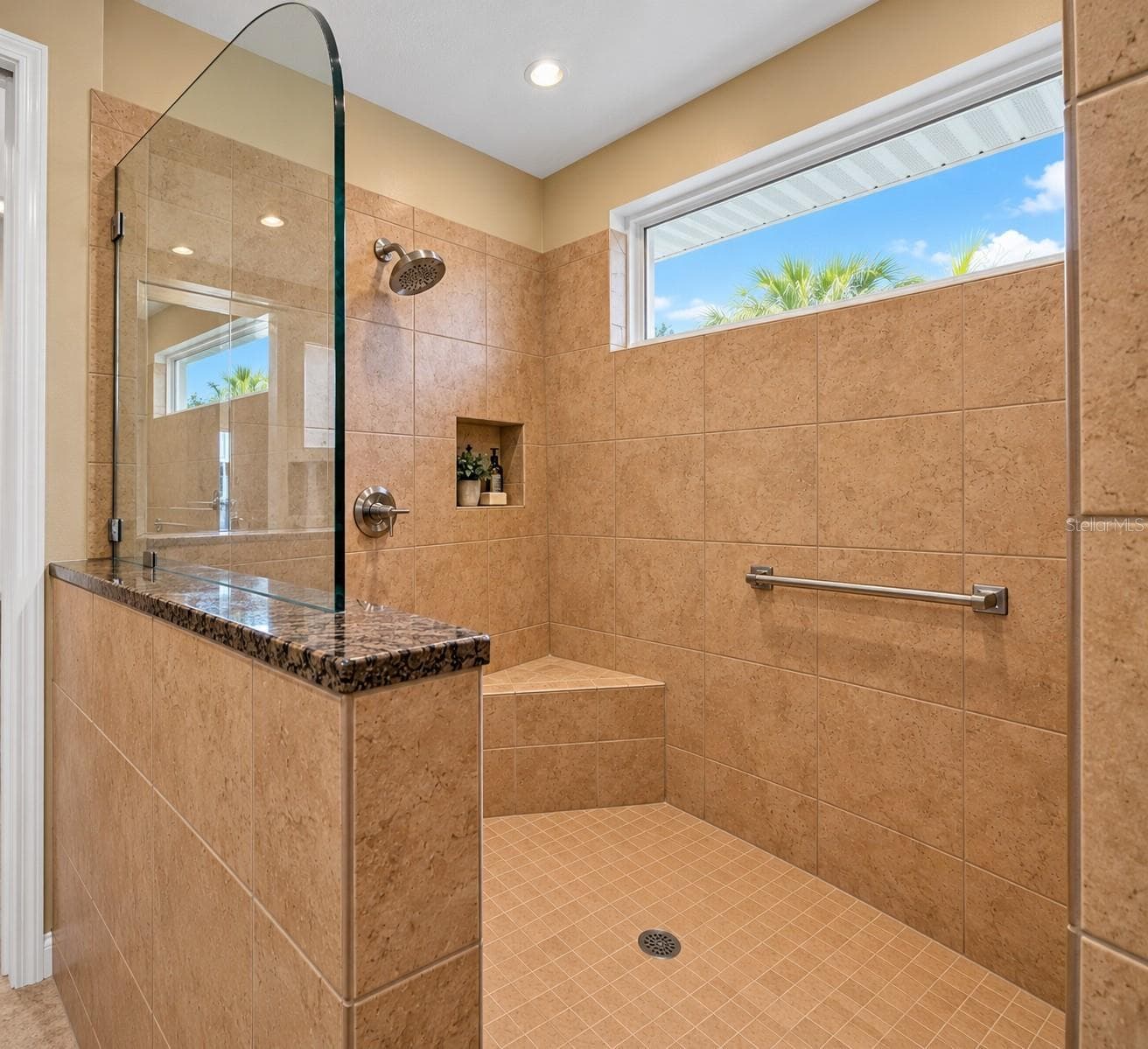Master walk-in shower. - 8301 BRIDGEPORT BAY CIR, MOUNT DORA