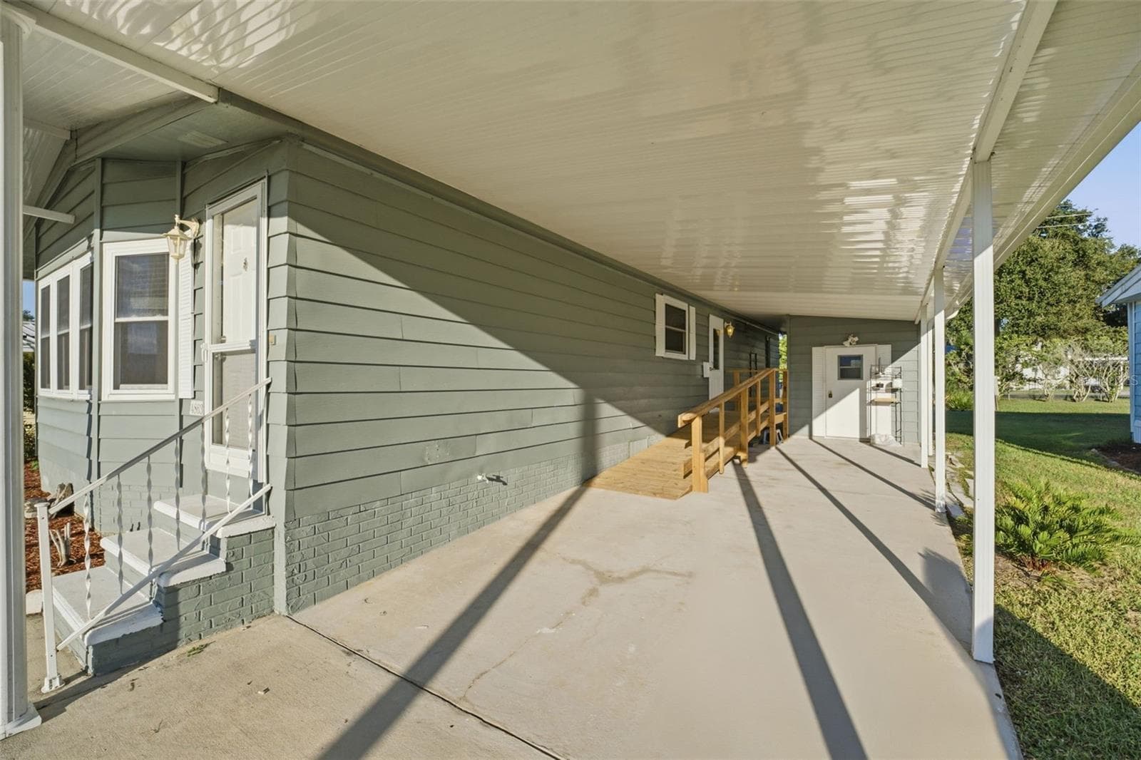 Manufactured Home at 4863 FOXWOOD BLVD, LAKELAND, photo 3 of 42