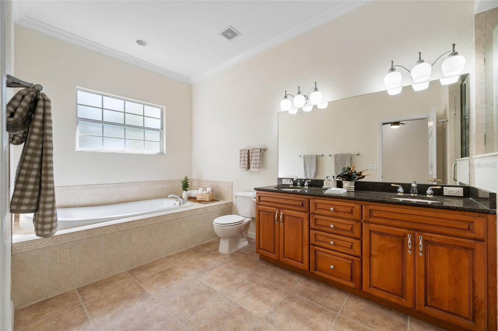 Primary En Suite Bathroom w/Dual Sinks! - 9719 TAYLOR ROSE LN, SEMINOLE
