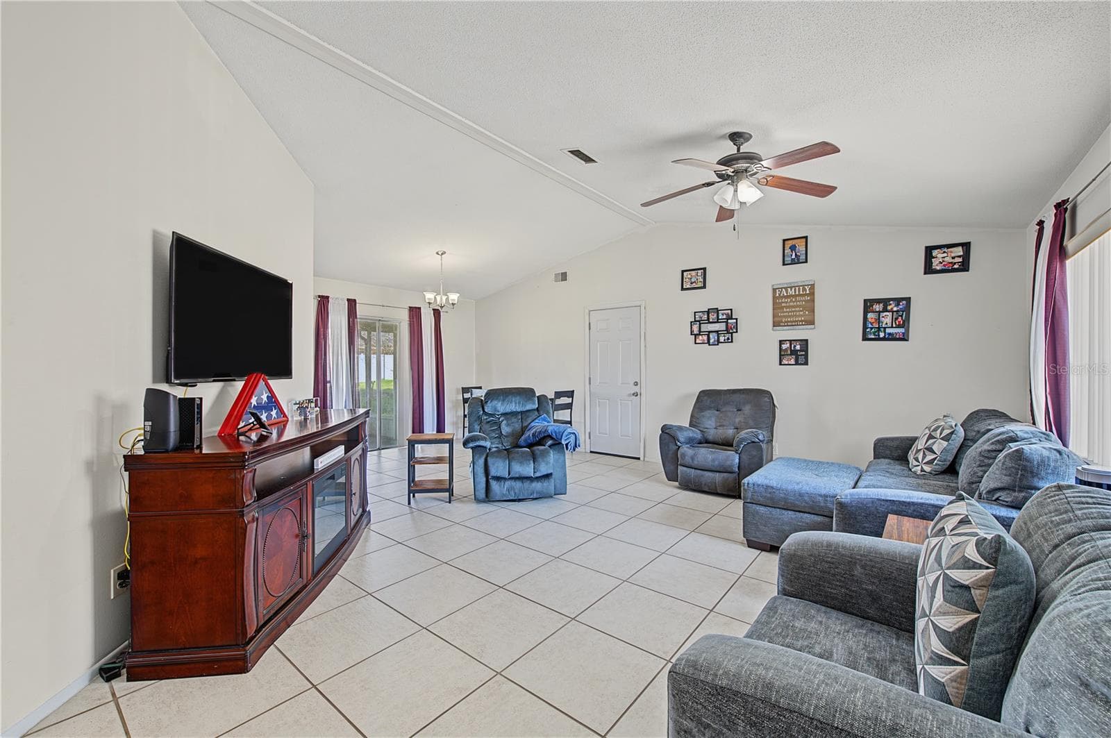 Living room - 10465 MAYFLOWER RD, SPRING HILL