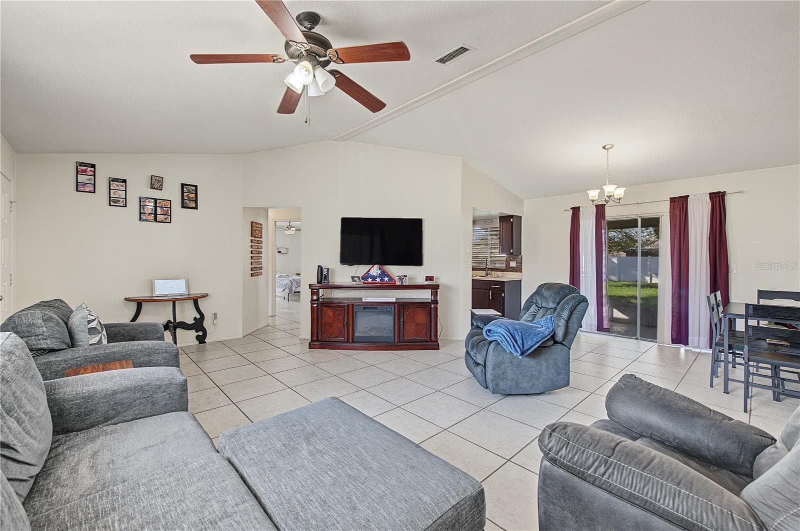 Living room - 10465 MAYFLOWER RD, SPRING HILL