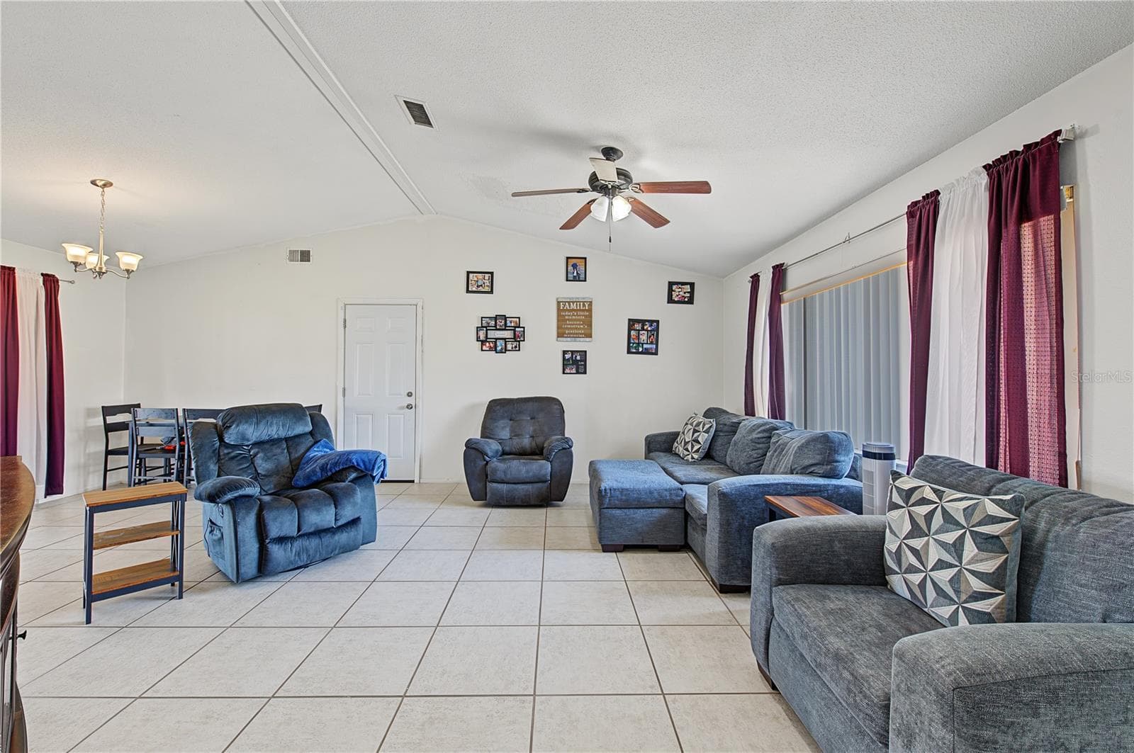 Living room - 10465 MAYFLOWER RD, SPRING HILL