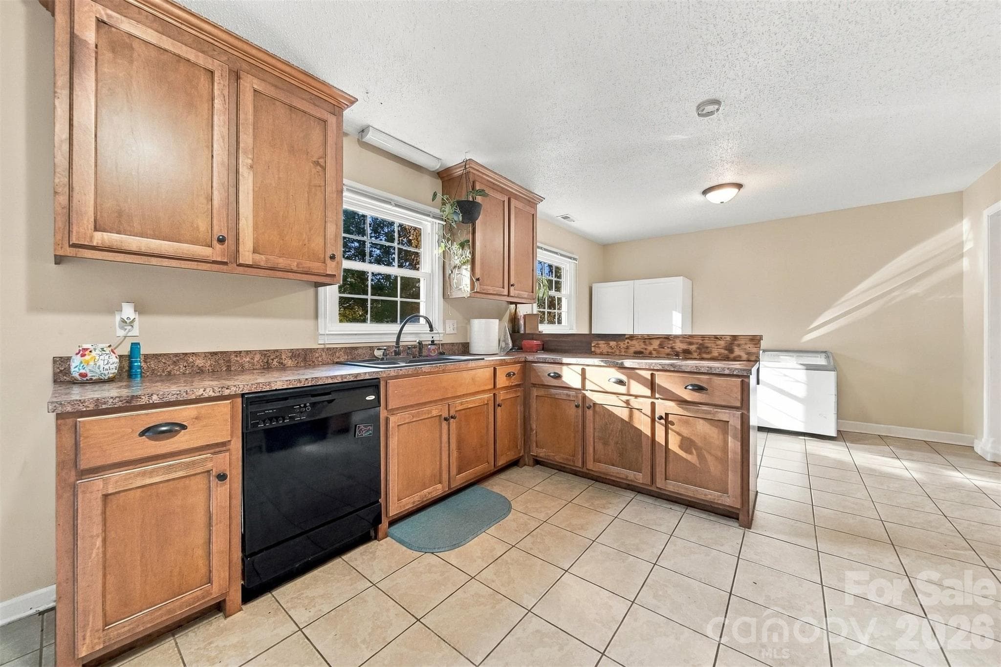 Single Family Residence at 640 Diamondhead Drive, Lenoir, photo 10 of 33