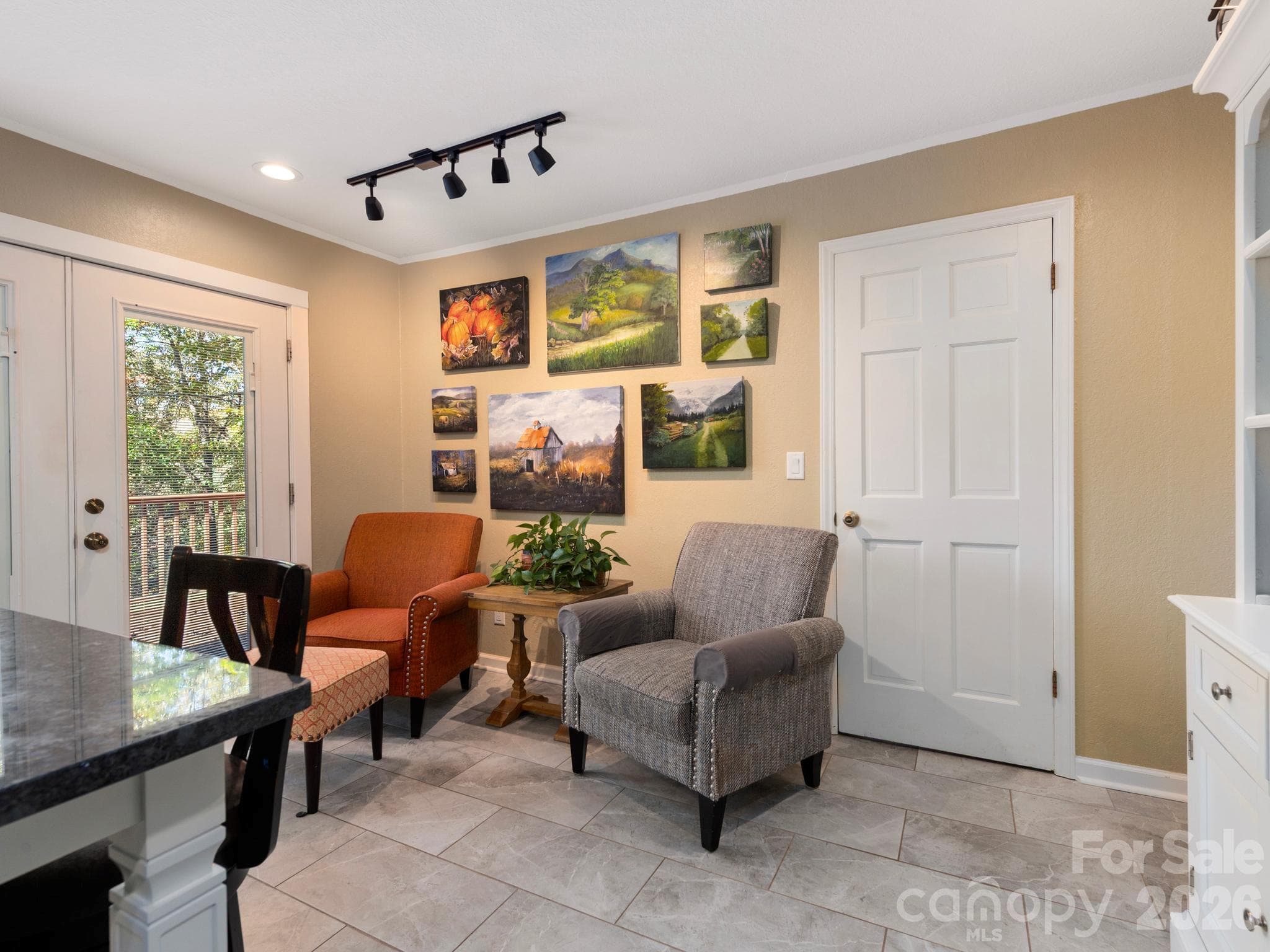 Seating area in kitchen - 1548 Bear Creek Road, Leicester