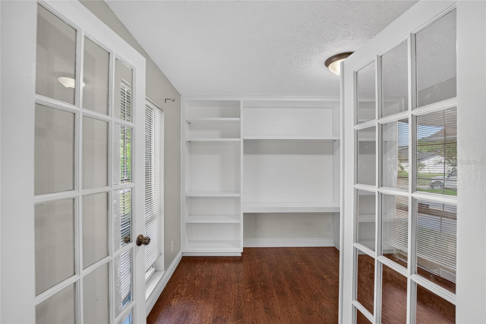 Single Family Residence at 3122 RESEDA CT, TAMPA, photo 9 of 62