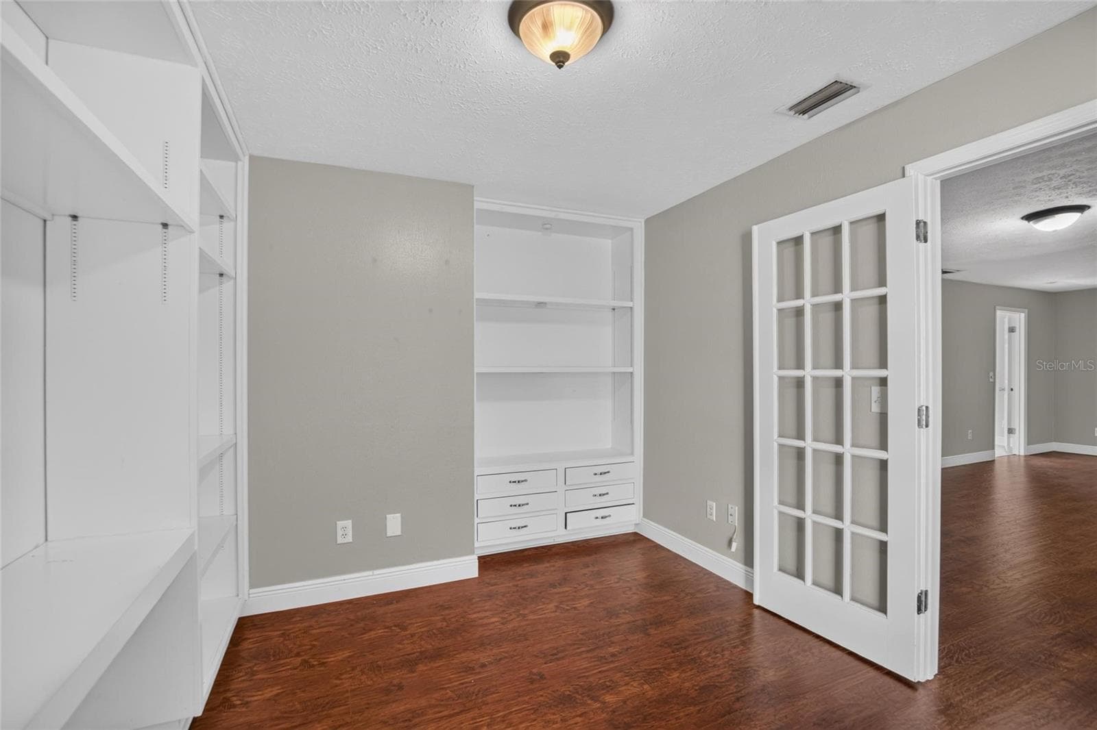 Single Family Residence at 3122 RESEDA CT, TAMPA, photo 11 of 62