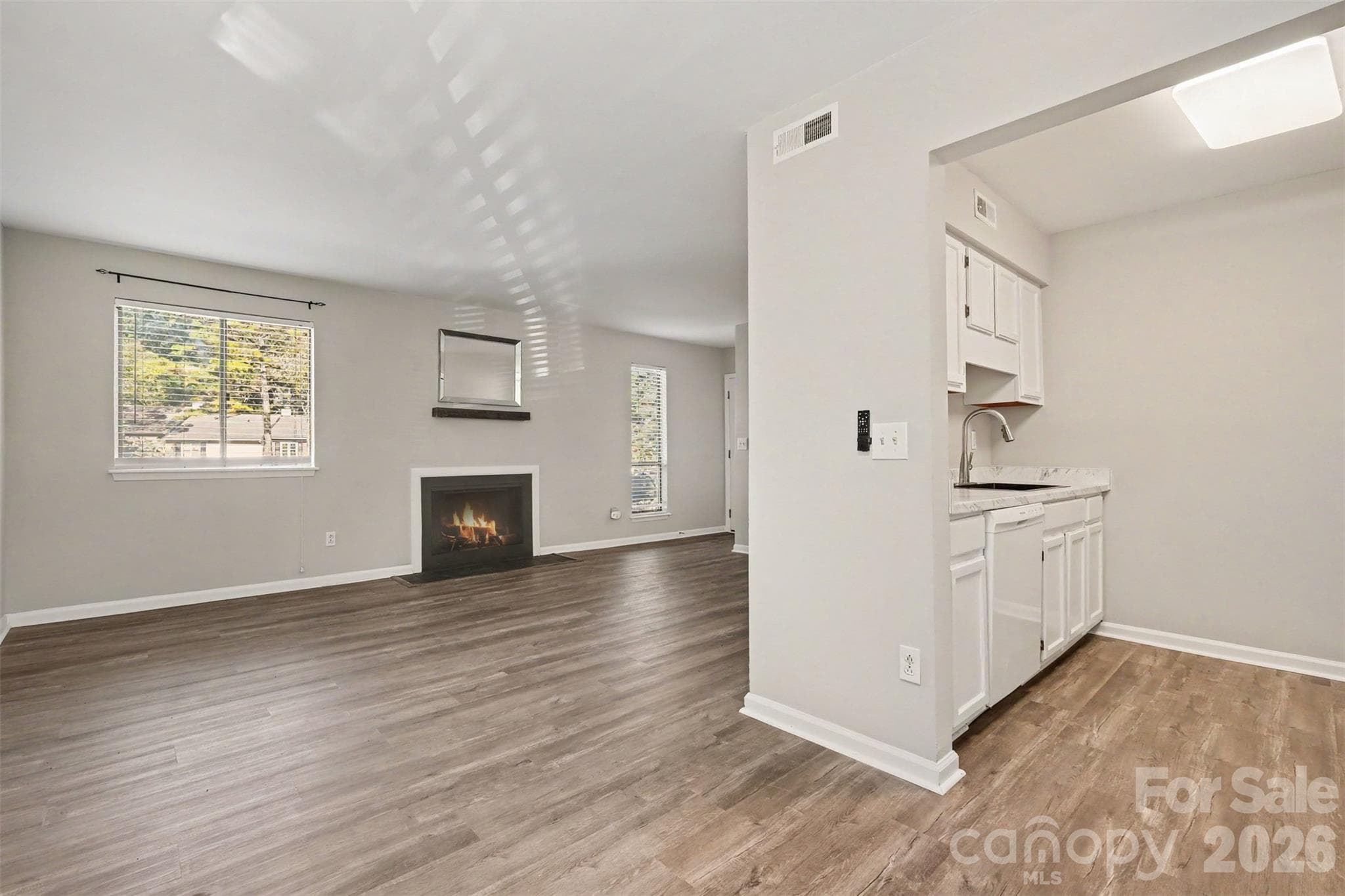 END UNIT CONDO HAS 3 WINDOWS AND GREAT NATURAL LIGHT - 3201 Heathstead Place, Charlotte