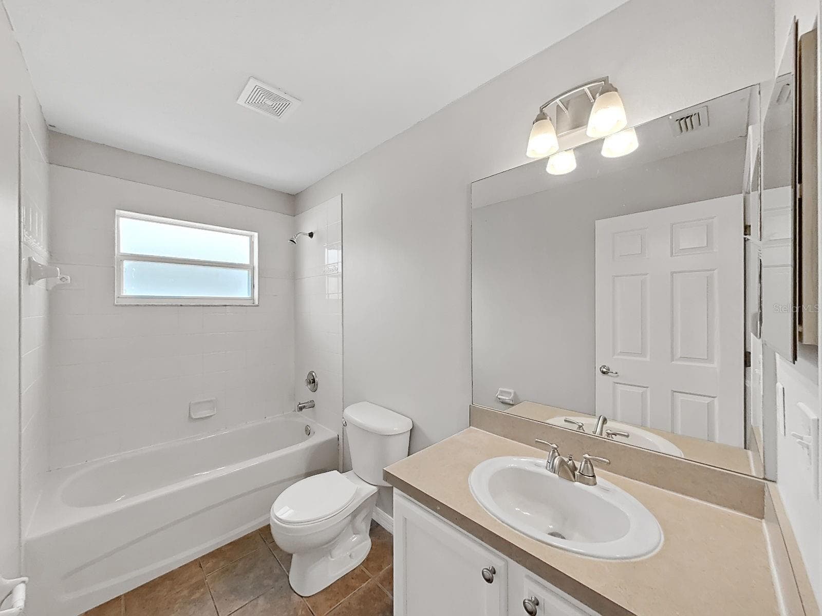 bath 3 - 8427 CARRIAGE POINTE DR, GIBSONTON